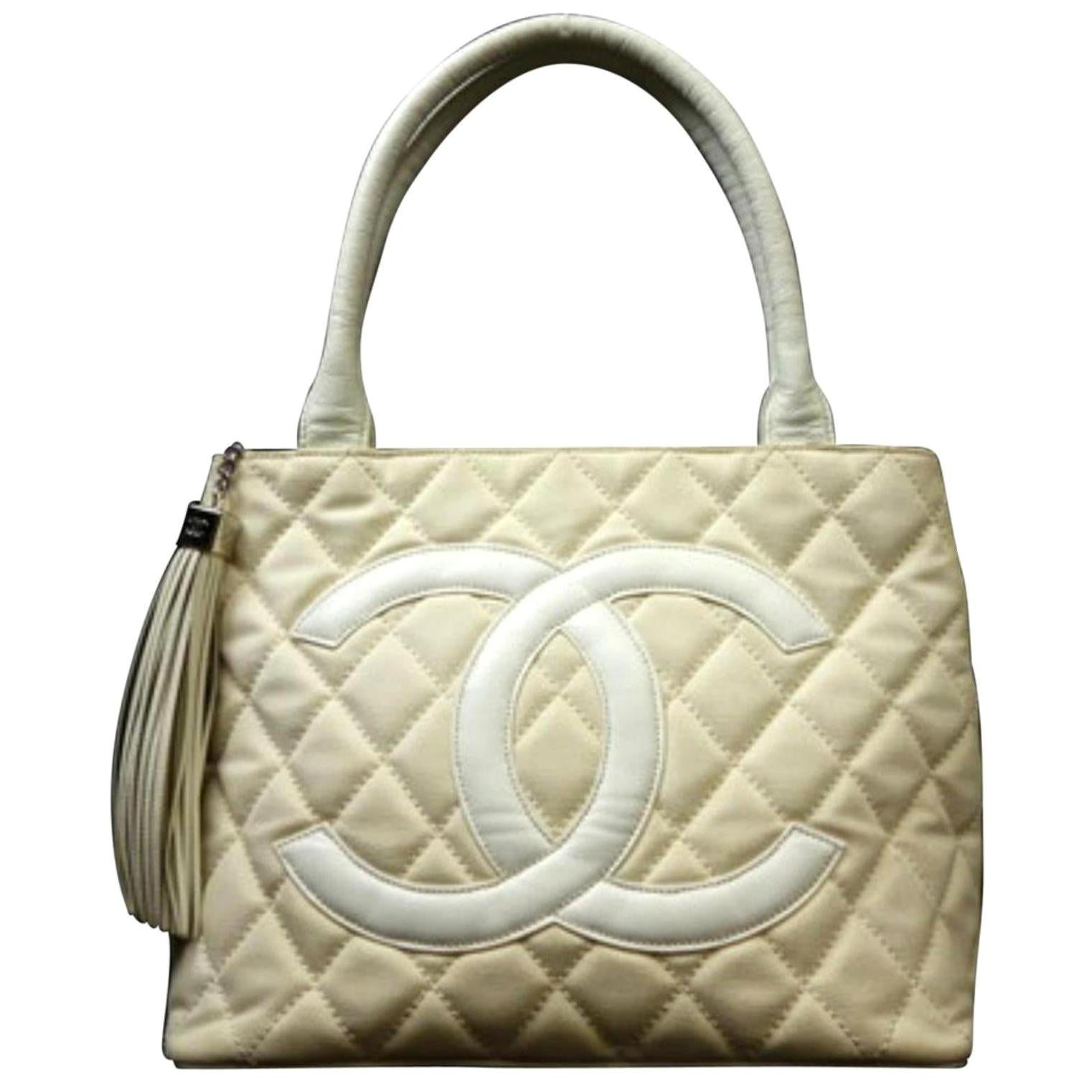 Chanel Médallion Quilted Fringe Tote 223626 Beige X White Leather Shoulder Bag For Sale