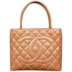 Chanel Médallion Quilted Zip 228260 Coral Patent Leather Tote