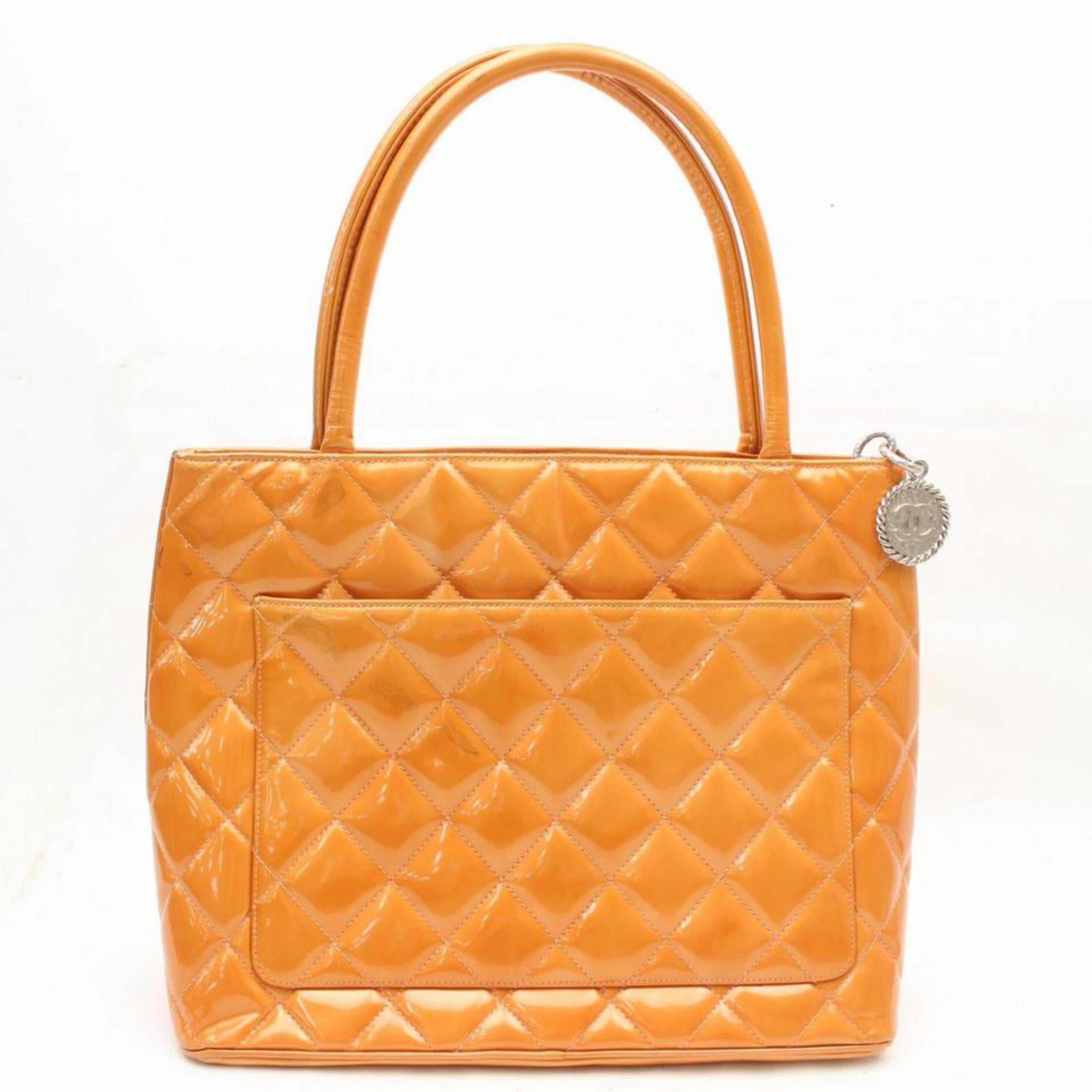 Chanel Médallion Quilted Zip 869582 Orange Patent Leather Tote For Sale 2
