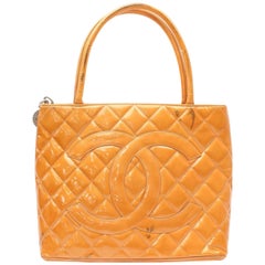 Chanel Médallion Quilted Zip 869582 Orange Patent Leather Tote