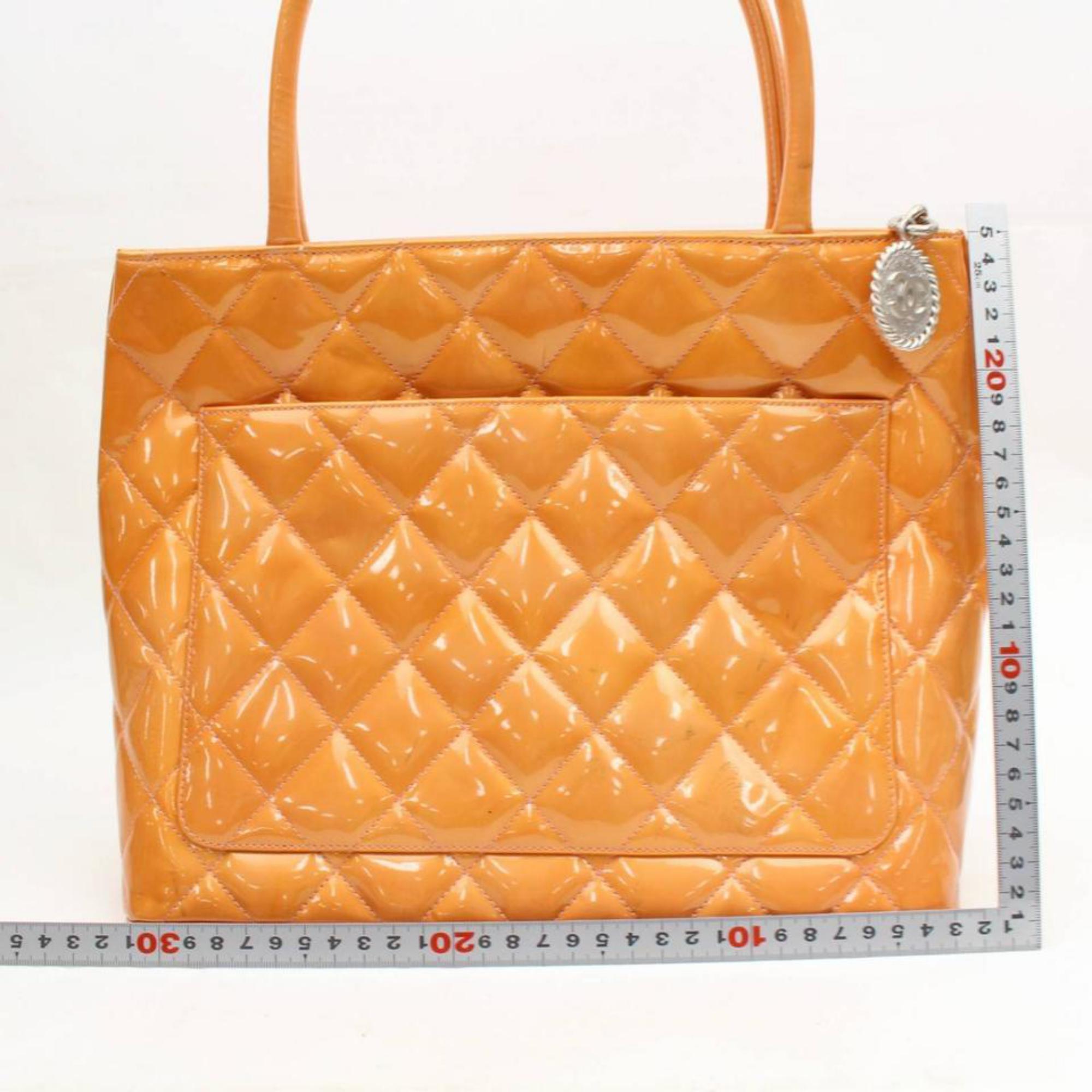 Chanel Médallion Quilted Zip Tote 868715 Orange Patent Leather Satchel For Sale 2