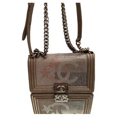 Chanel mittlere Tasche mit Kristallen