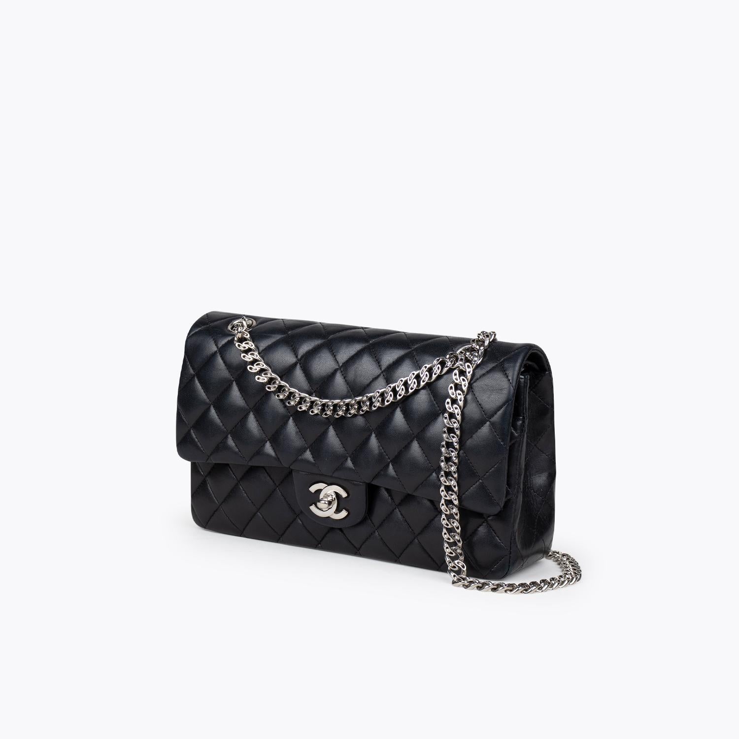 Limited Black quilted lambskin Bijoux Chain Chanel Medium Classic/Timeless Double Flap bag with

– Silver-tone hardware
– Convertible chain-link Bijoux shoulder strap
– Tonal leather lining
– Single patch pocket at back
– Single zip pocket at flap