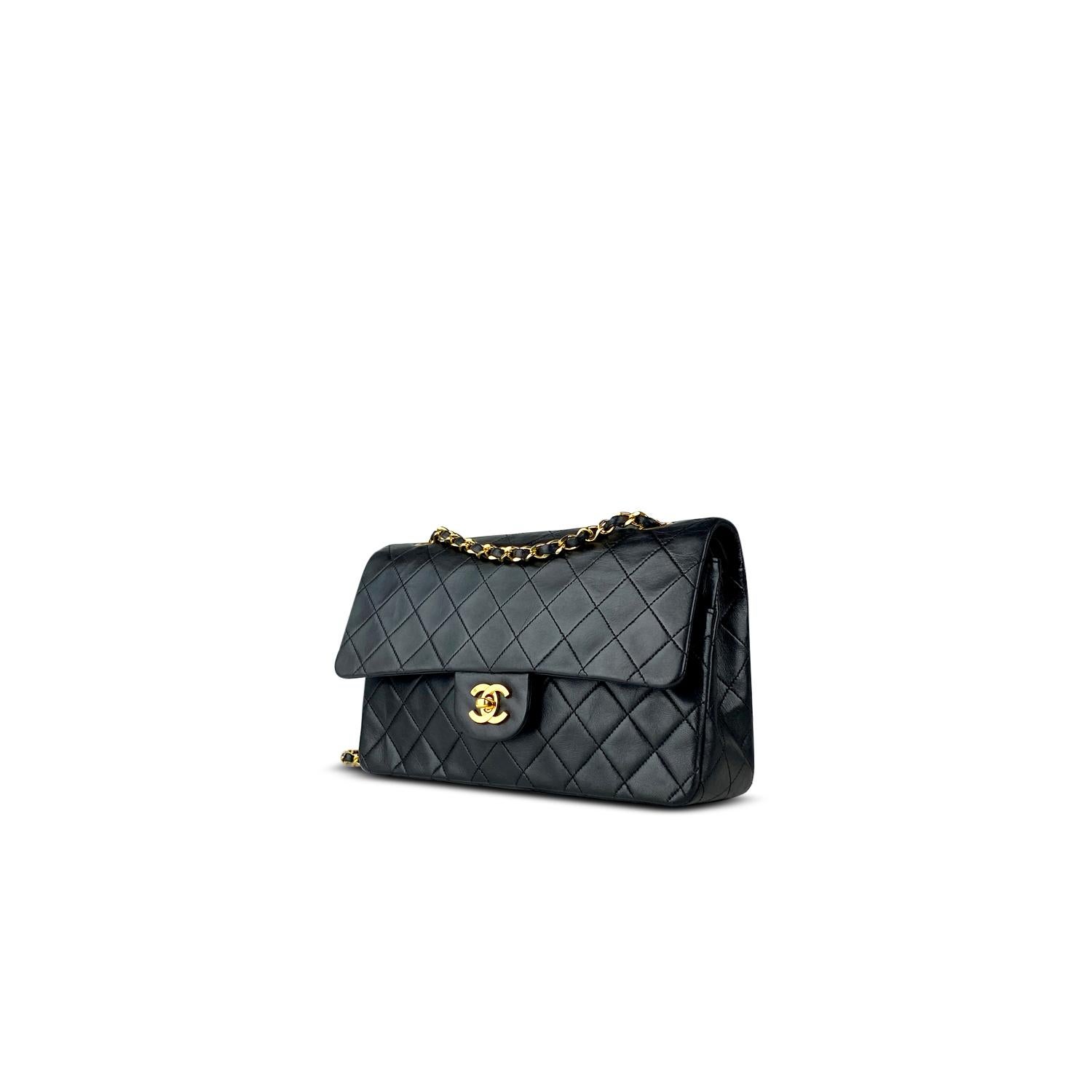 Black quilted lambskin Chanel Medium Classic/Timeless Double Flap bag with

– Gold-tone hardware
– Convertible chain-link and leather shoulder strap
– Burgundy leather lining
– Single patch pocket at back
– Single zip pocket at flap underside, three
