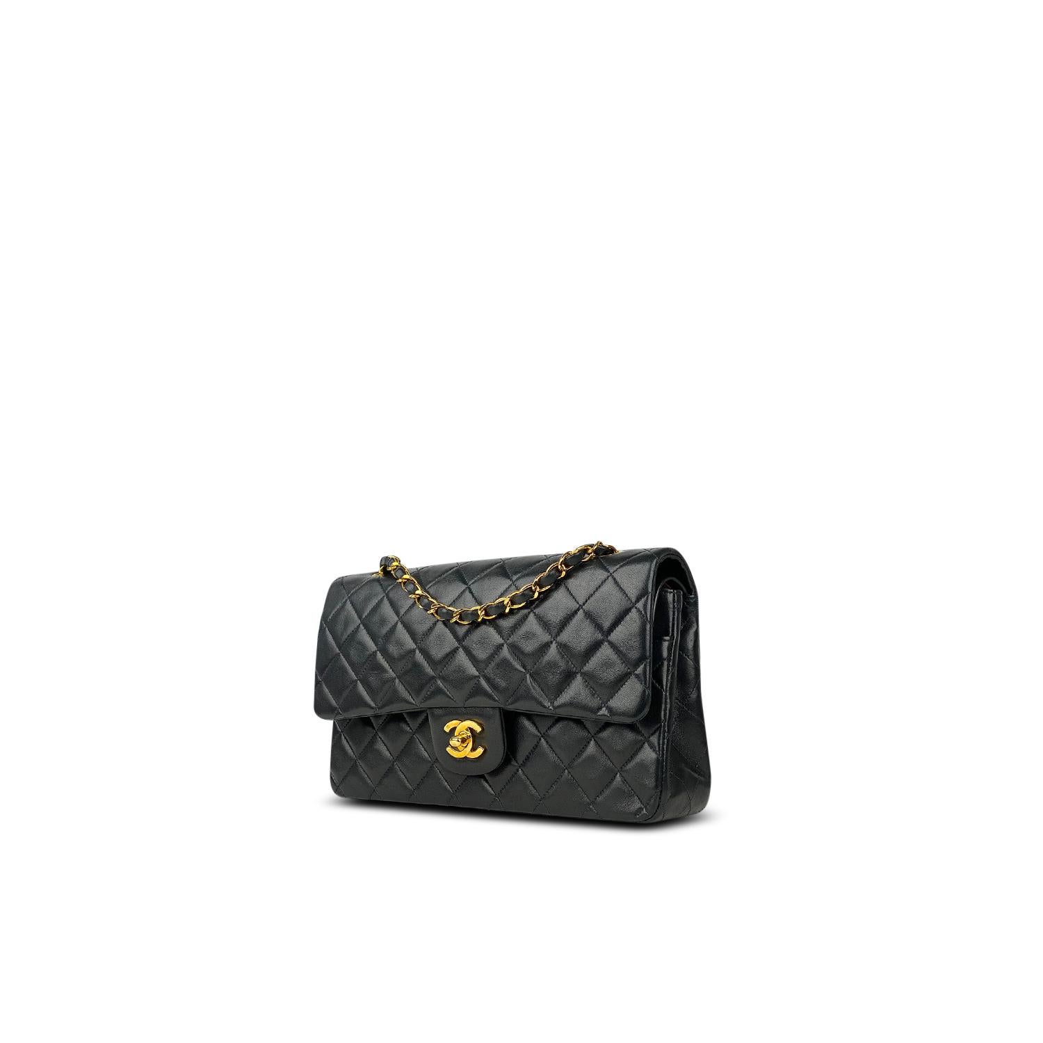 Black quilted lambskin Chanel Medium Classic/Timeless Double Flap bag with

– Gold-tone hardware
– Convertible chain-link and leather shoulder strap
– Burgundy leather lining
– Single patch pocket at back
– Single zip pocket at flap underside, three