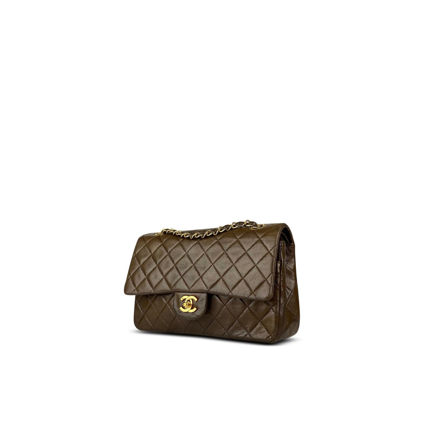 Brown quilted lamb leather Chanel medium Classic/Timeless Double Flap bag with

– Gold-tone hardware
– Convertible chain-link and leather shoulder strap
– Tonal leather lining
– Single patch pocket at back
– Single zip pocket at flap underside,