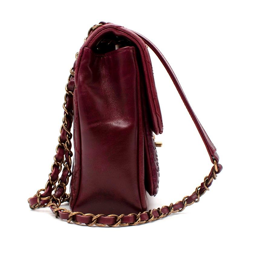 Chanel Medium Burgundy Python & Gestepptes Leder Umhängetasche

- Klassischer Stil mit charakteristischer Marken-DNA
- Gefertigt aus weinrotem, gestepptem Leder, mit einer farblich abgestimmten Python-Vortasche
- Altgoldfarbene Beschläge