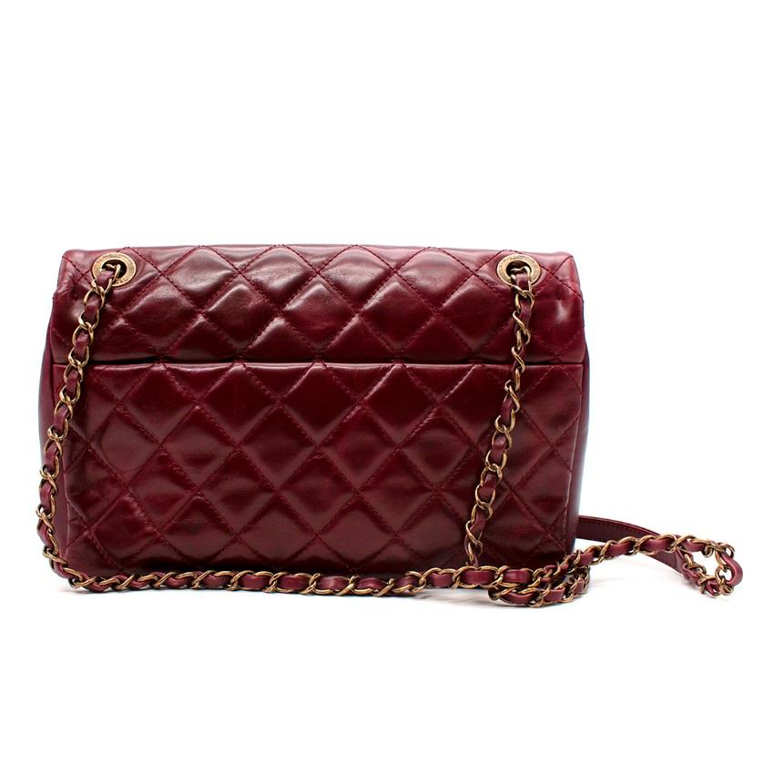 Chanel Medium Burgunderfarbene Umhängetasche aus Python und gestepptem Leder (Braun)
