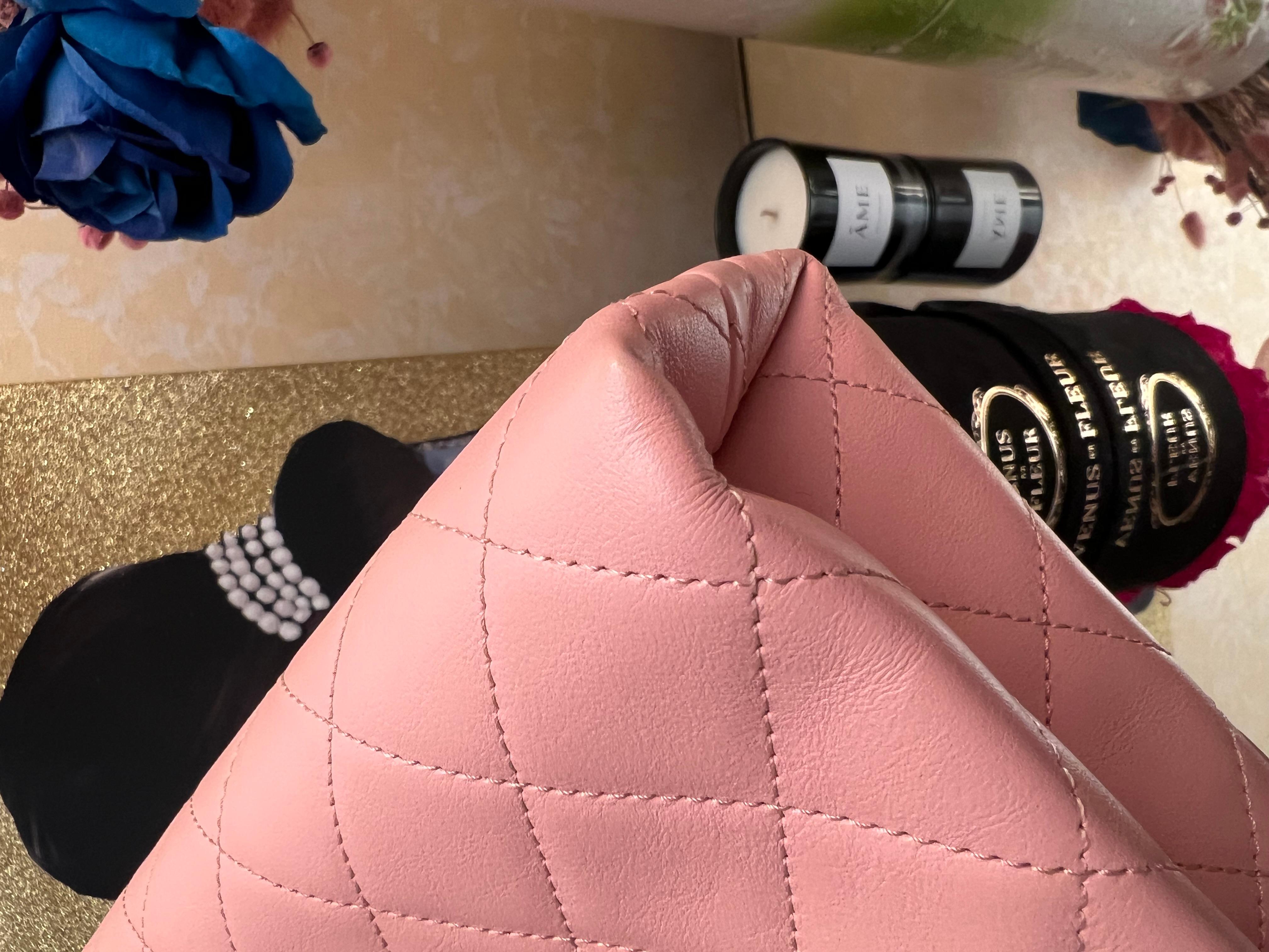 Women's or Men's Chanel medium calfskin quilted enchained flap pink bag For Sale