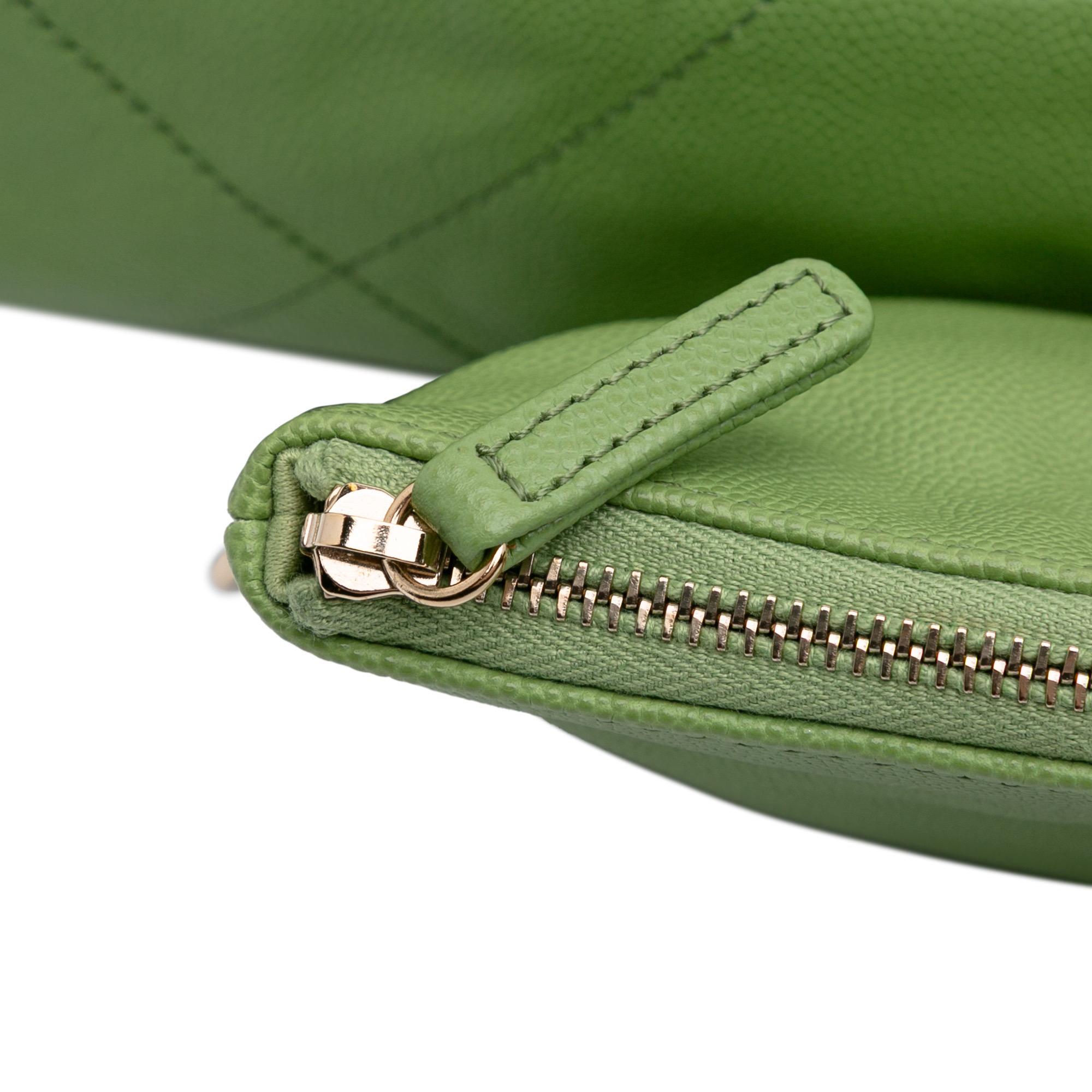 Chanel - Fourre-tout moyen Caviar 22 en vente 5