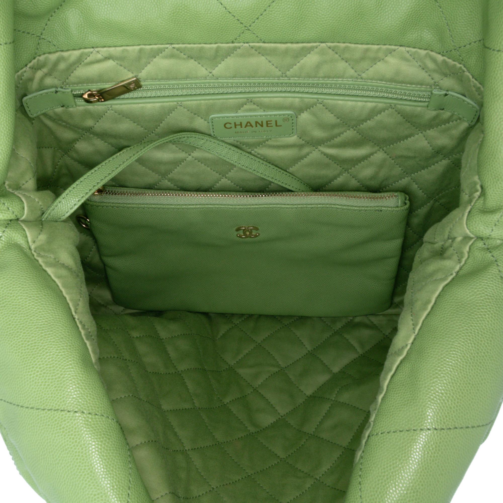 Le sac fourre-tout 22 présente un corps en caviar matelassé, des bretelles en chaîne tressée en cuir, un haut ouvert avec fermeture magnétique, une poche intérieure zippée et une pochette zippée.
L'état est très bon.
Extérieur légèrement froissé.