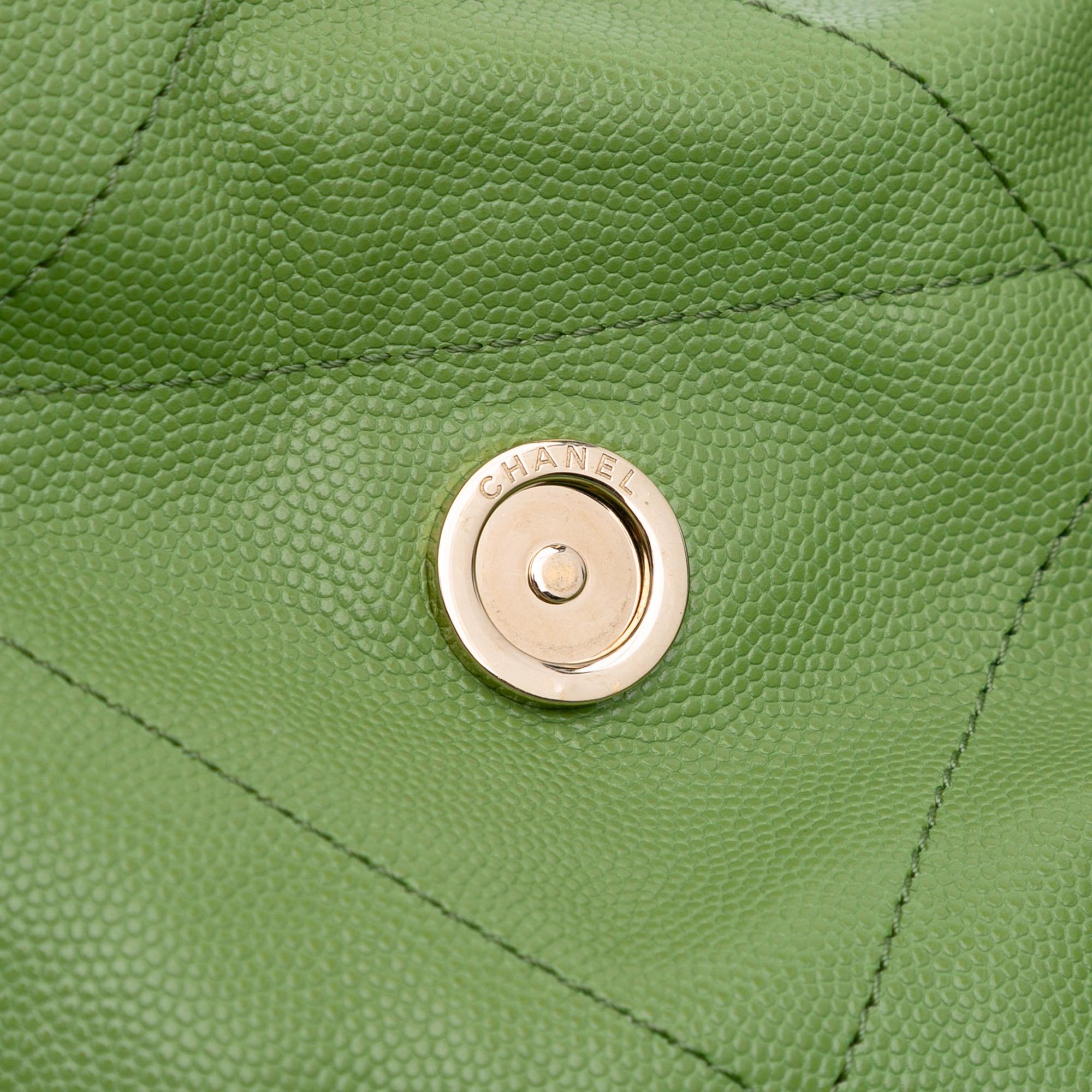 Noir Chanel - Fourre-tout moyen Caviar 22 en vente