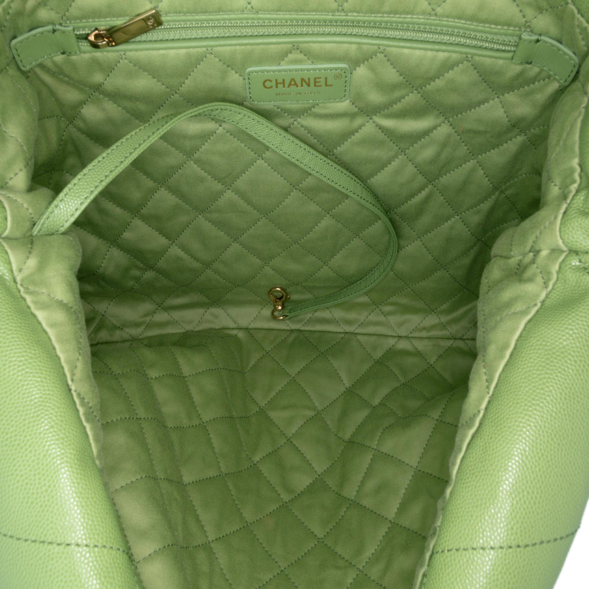 Chanel - Fourre-tout moyen Caviar 22 en vente 1