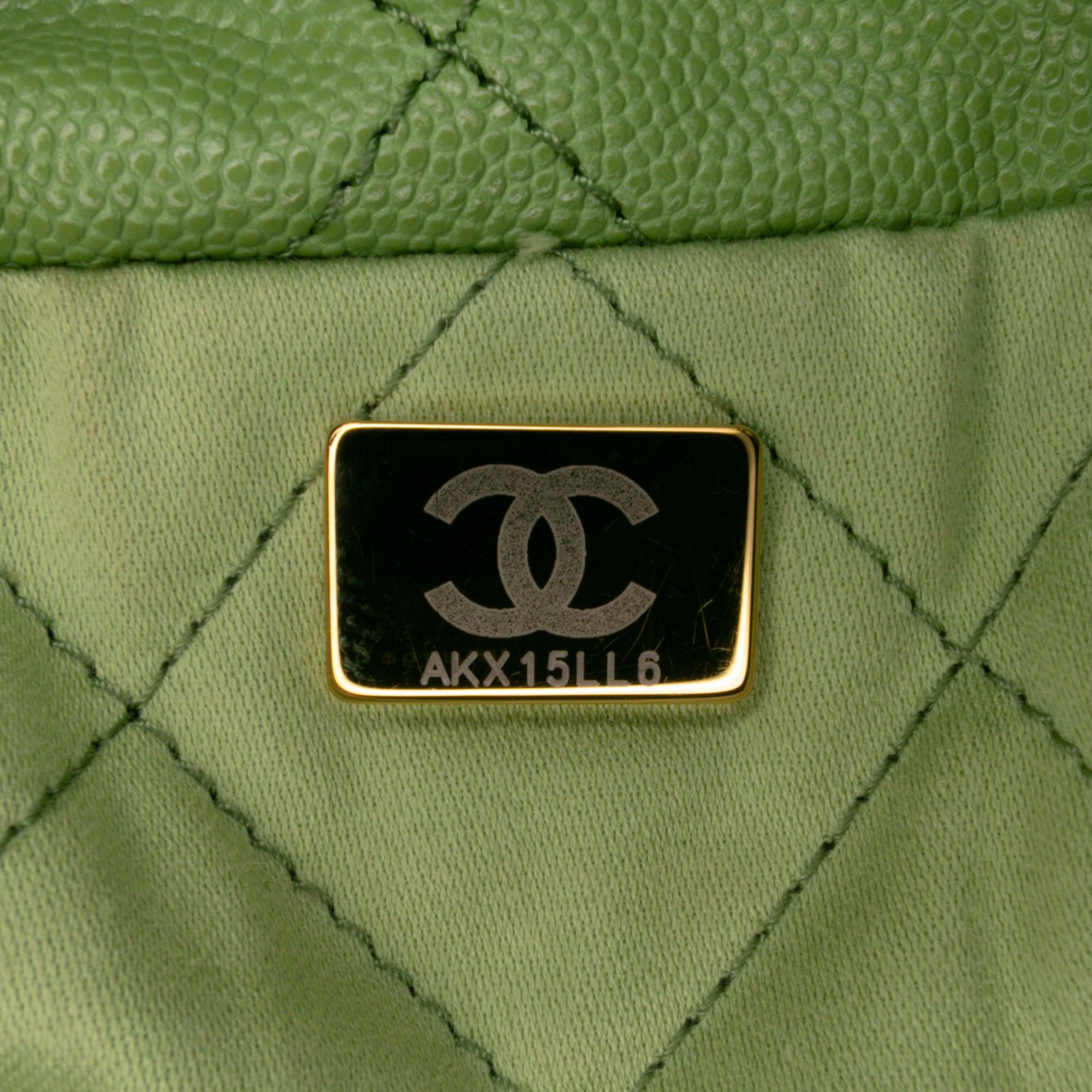 Chanel - Fourre-tout moyen Caviar 22 en vente 3