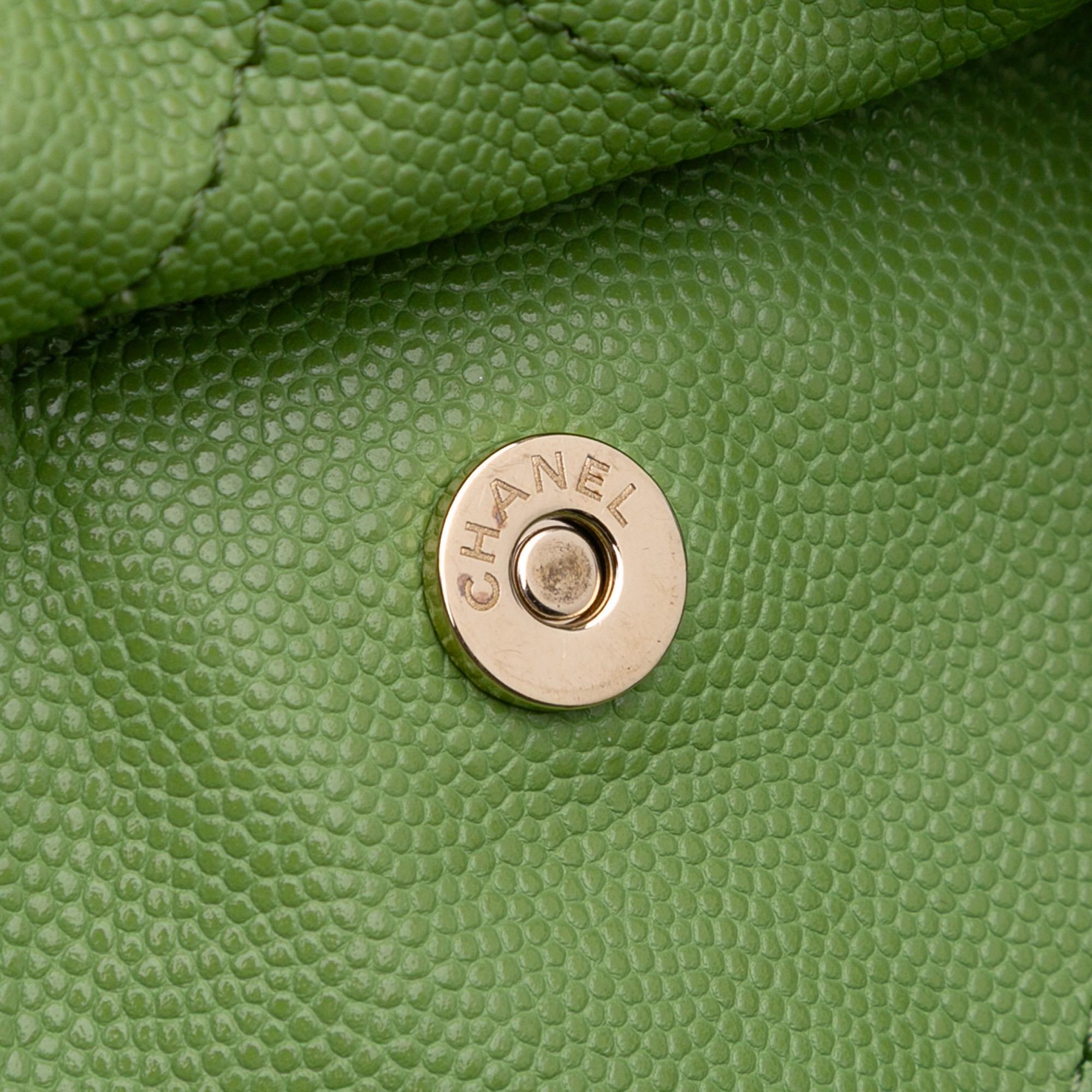 Chanel - Fourre-tout moyen Caviar 22 en vente 4