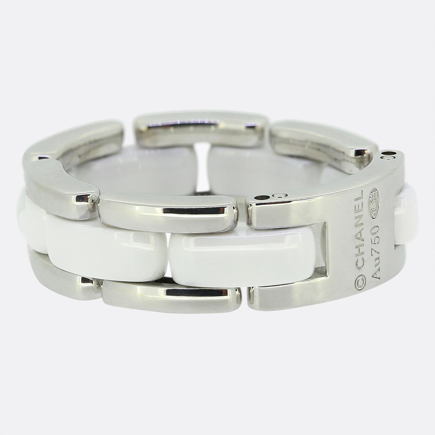 Aquí tenemos un elegante anillo del mundialmente conocido diseñador de moda de lujo, Chanel, que ofrece un atrevido diseño contemporáneo. Elaborada con una combinación de cerámica blanca y elegante oro blanco de 18 ct, la pieza irradia una elegancia