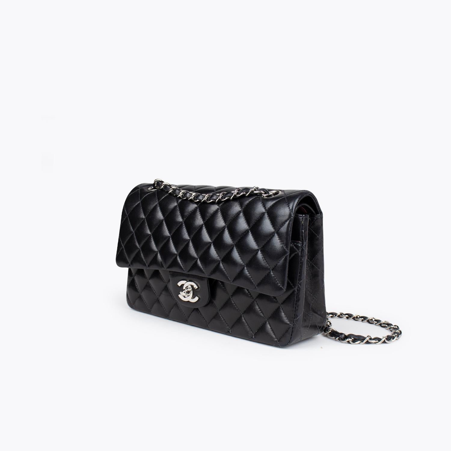 Black quilted lambskin Chanel Medium Classic/Timeless Double Flap bag with

– Silver-tone hardware
– Convertible chain-link and leather shoulder strap
– Burgundy leather lining
– Single patch pocket at back
– Single zip pocket at flap underside,