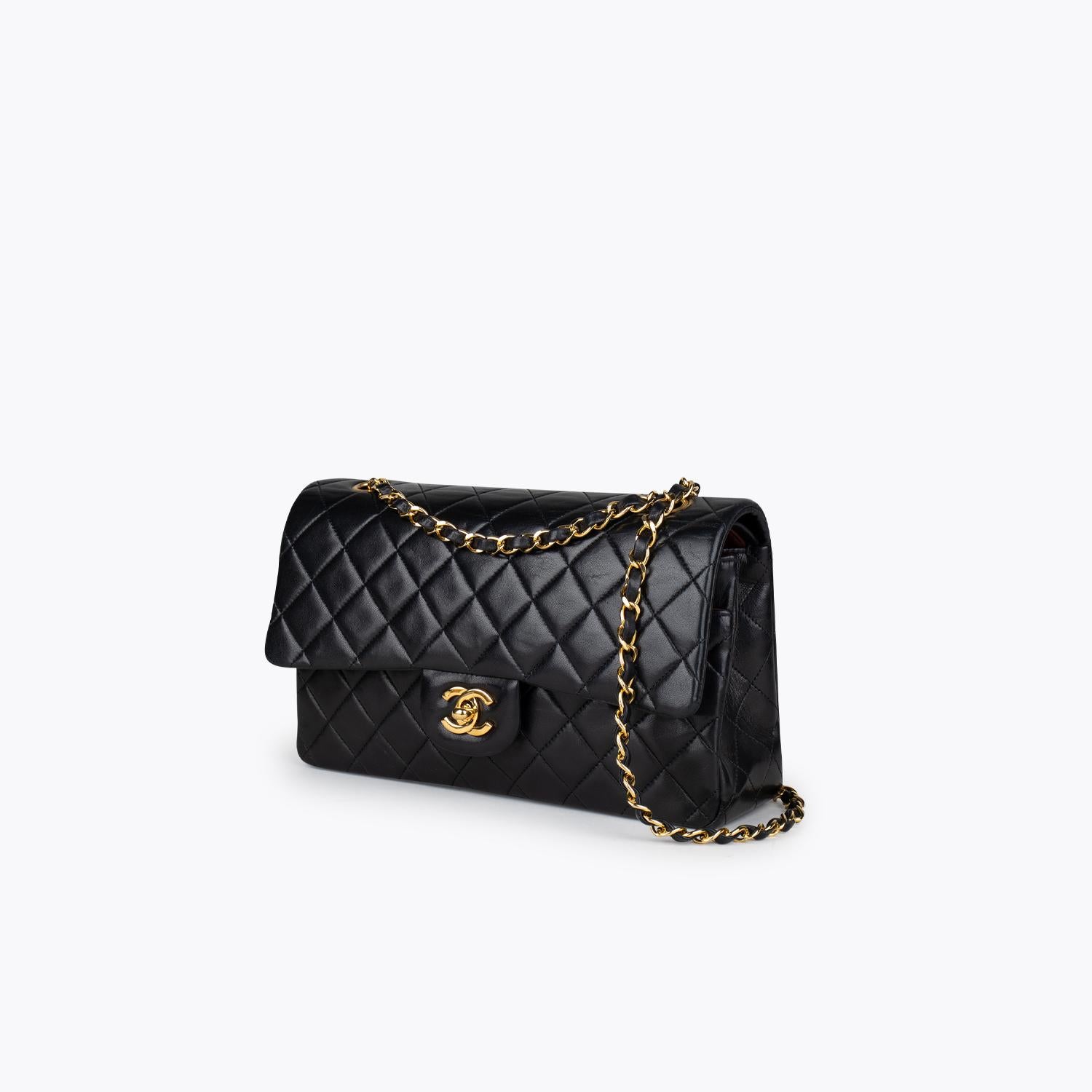 Black quilted lambskin Chanel Medium Classic/Timeless Double Flap bag with

– Gold-tone hardware
– Convertible chain-link shoulder strap
– Burgundy leather lining
– Single patch pocket at back
– Single zip pocket at flap underside, three