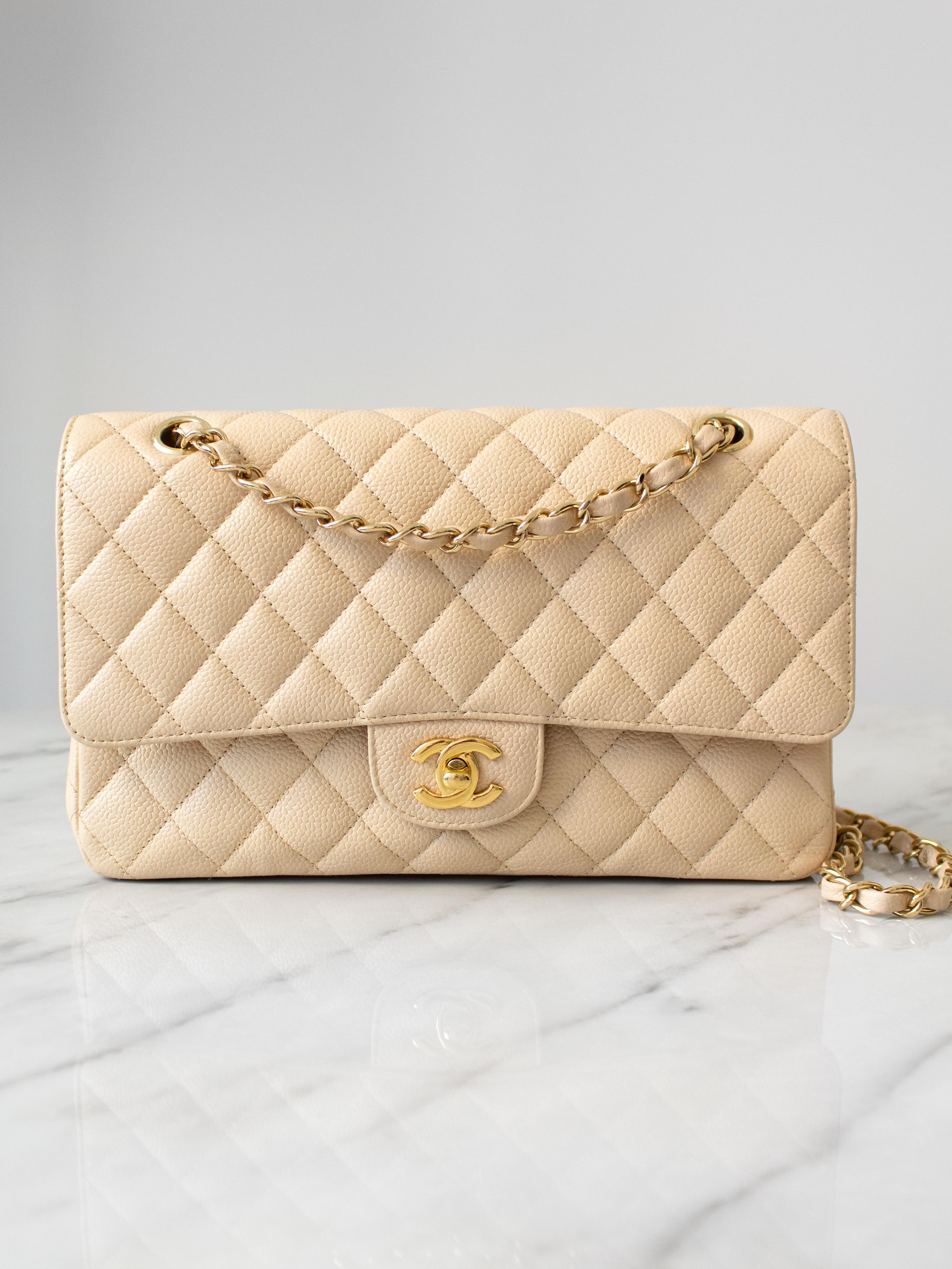 Wir präsentieren eine sehr begehrte Tasche: Chanel Double Flap in Beige Clair - ein neutraler Beigeton mit einem Hauch von Elfenbein, der bei Chanel-Fans sehr beliebt ist. Sie debütierte 2009 und wurde schnell zu einem Klassiker, den Chanel das