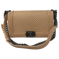 Sac Boy Chanel de taille moyenne crème à points de chevrons 