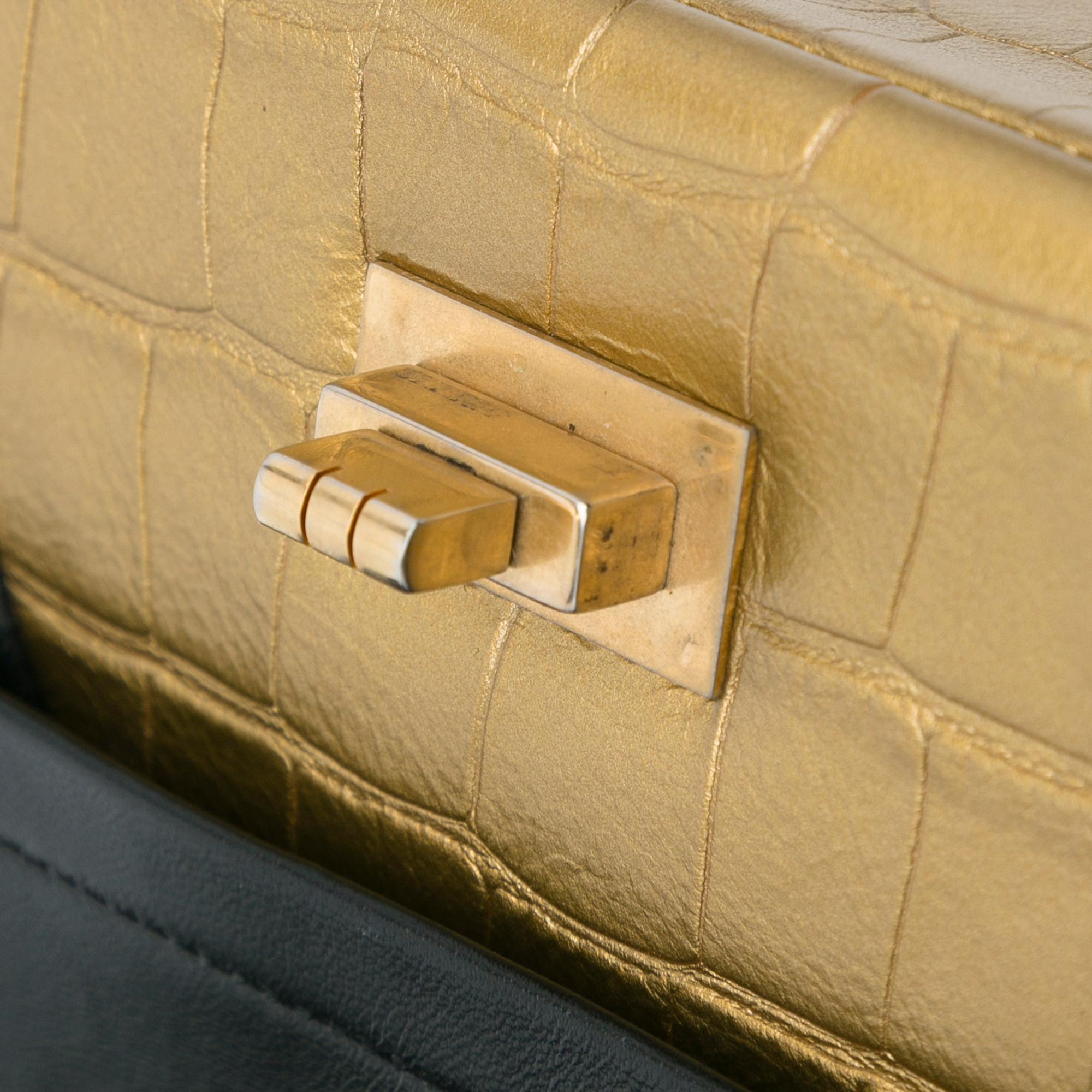 Chanel Bolso mediano con doble solapa de piel de cordero repujada de cocodrilo 2.55 Reissue en venta 6