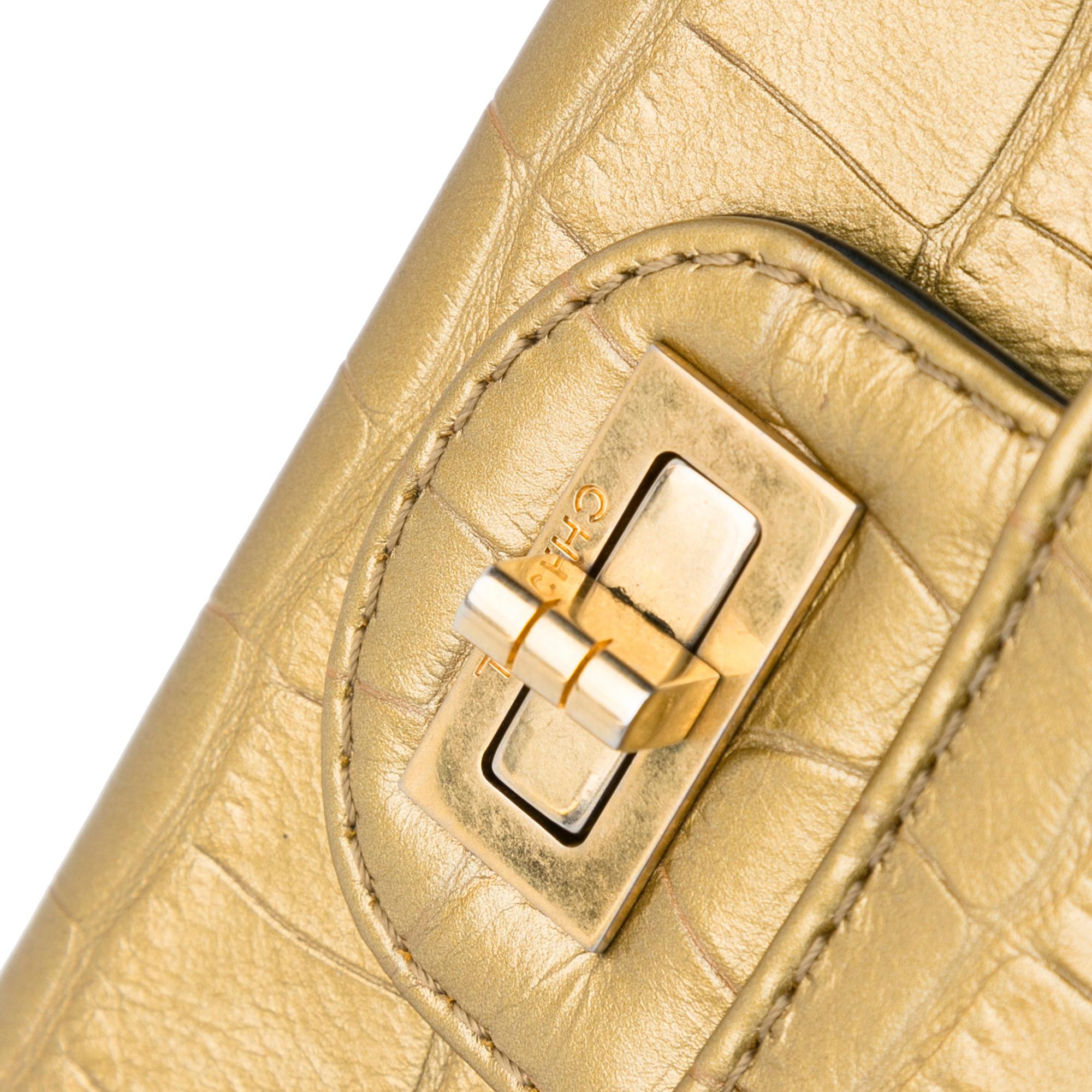 Chanel Bolso mediano con doble solapa de piel de cordero repujada de cocodrilo 2.55 Reissue en venta 7