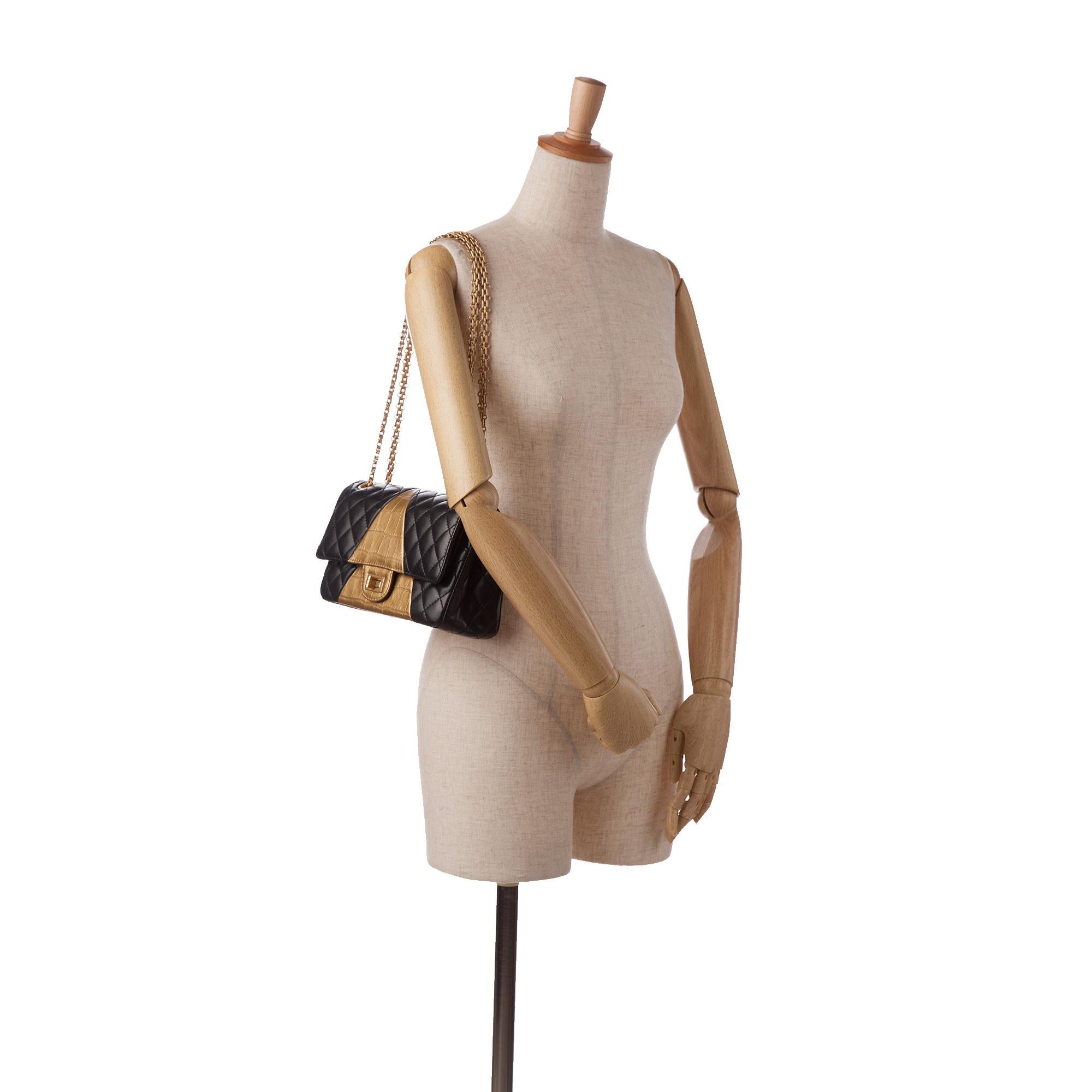 Chanel Bolso mediano con doble solapa de piel de cordero repujada de cocodrilo 2.55 Reissue en venta 9