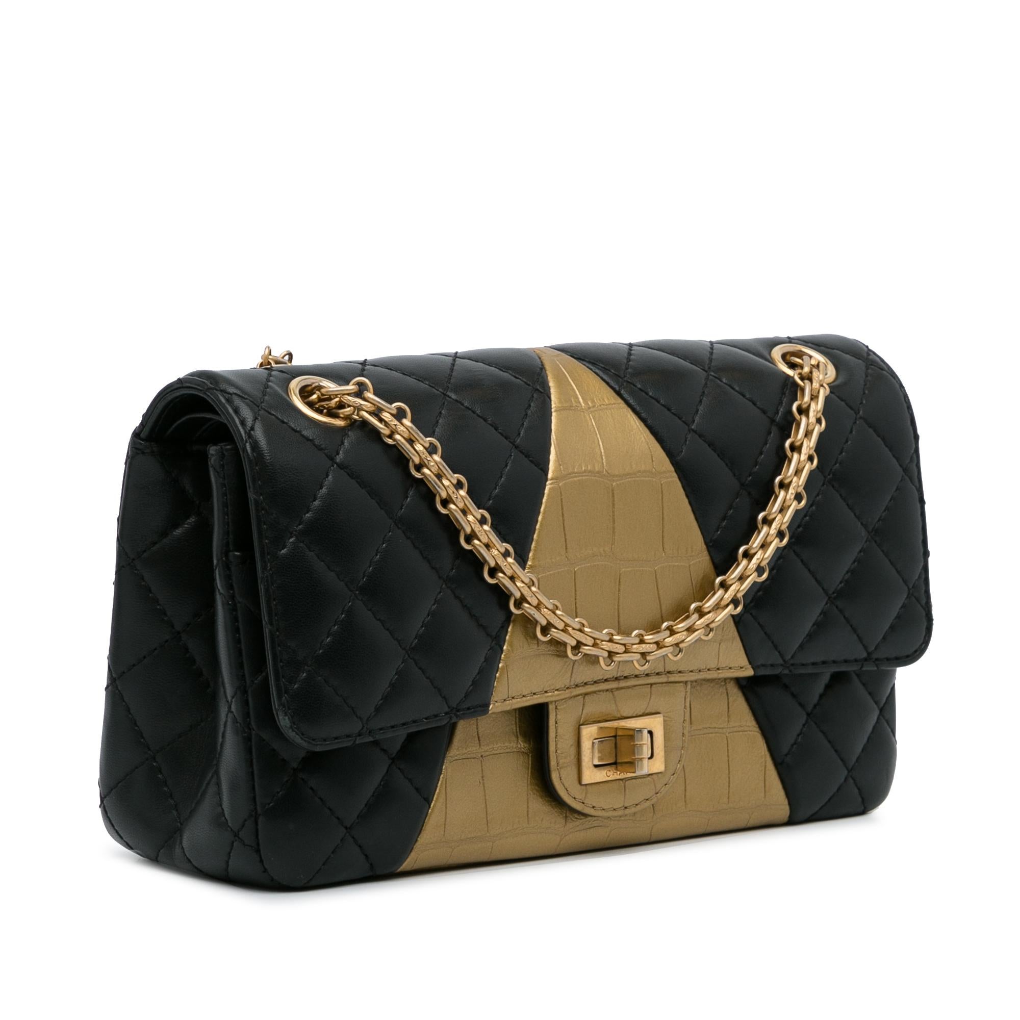 Este bolso bandolera tiene un cuerpo de piel de cordero acolchada y de piel de cocodrilo metalizada, una correa de cadena dorada, una solapa doble con cierre giratorio, un bolsillo exterior y bolsillos interiores.
Muy buen estado
Frontal exterior
