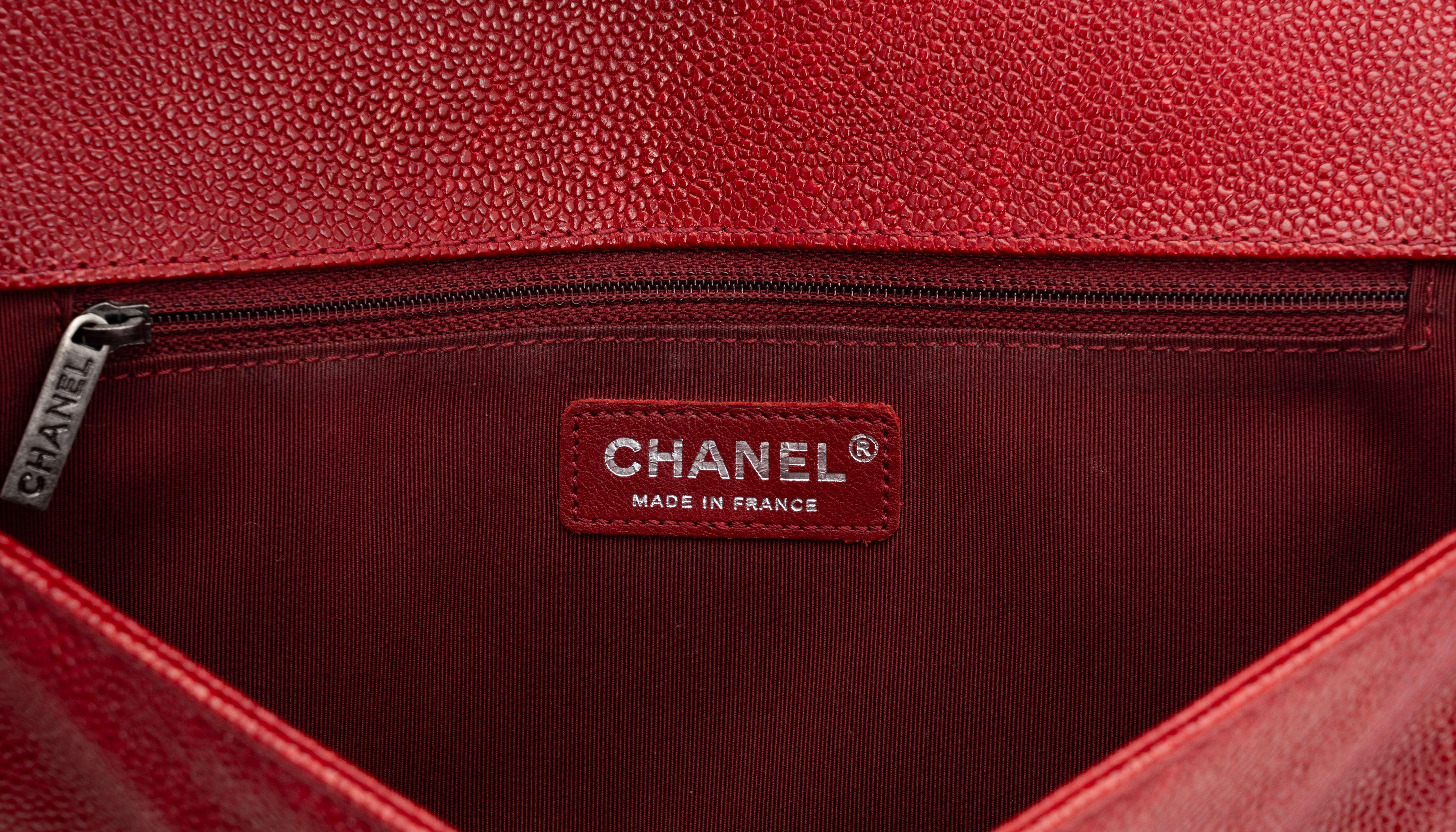 Borsa Chanel media in caviale rosso scuro in vendita 2