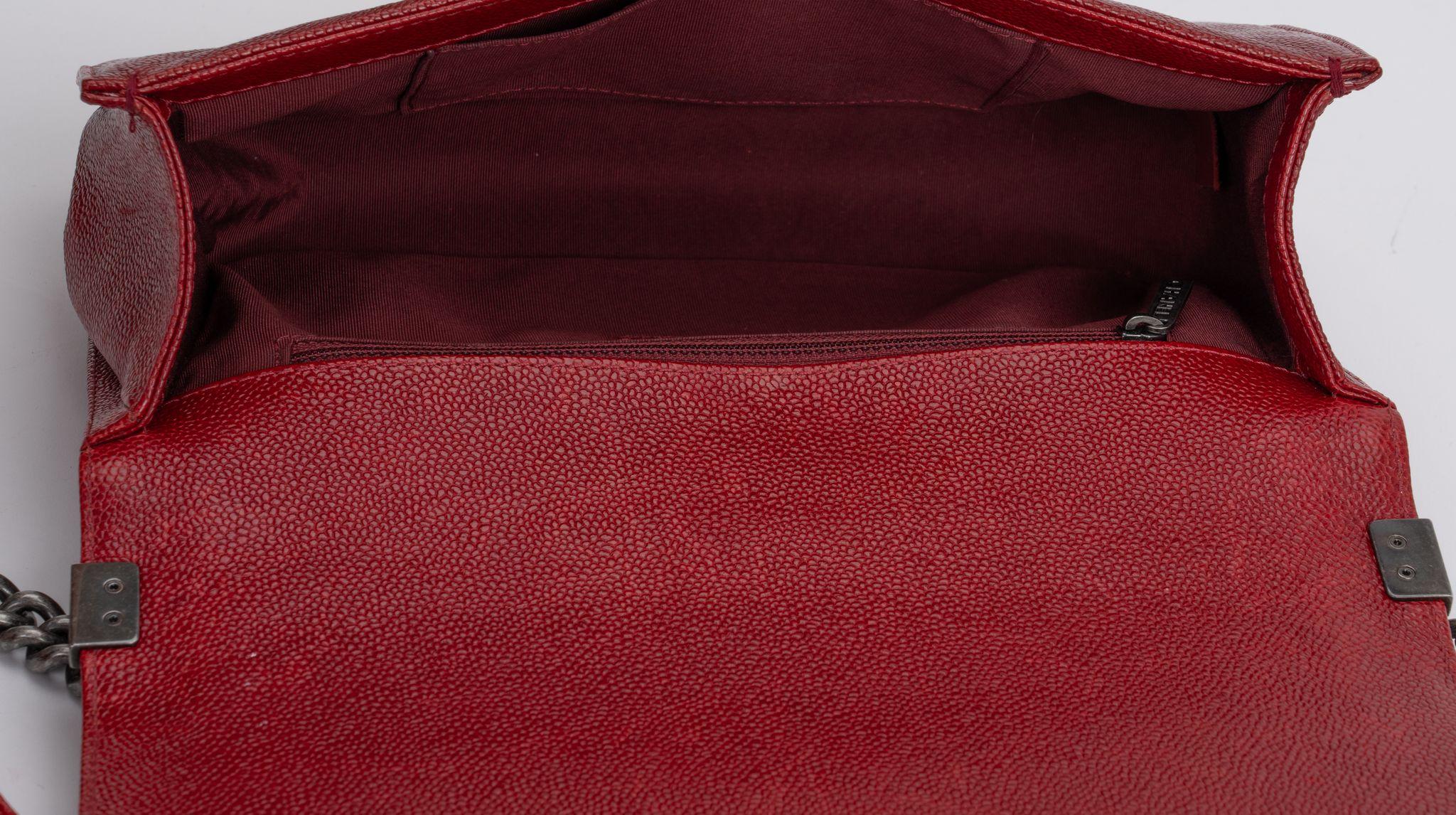 Borsa Chanel media in caviale rosso scuro in vendita 3