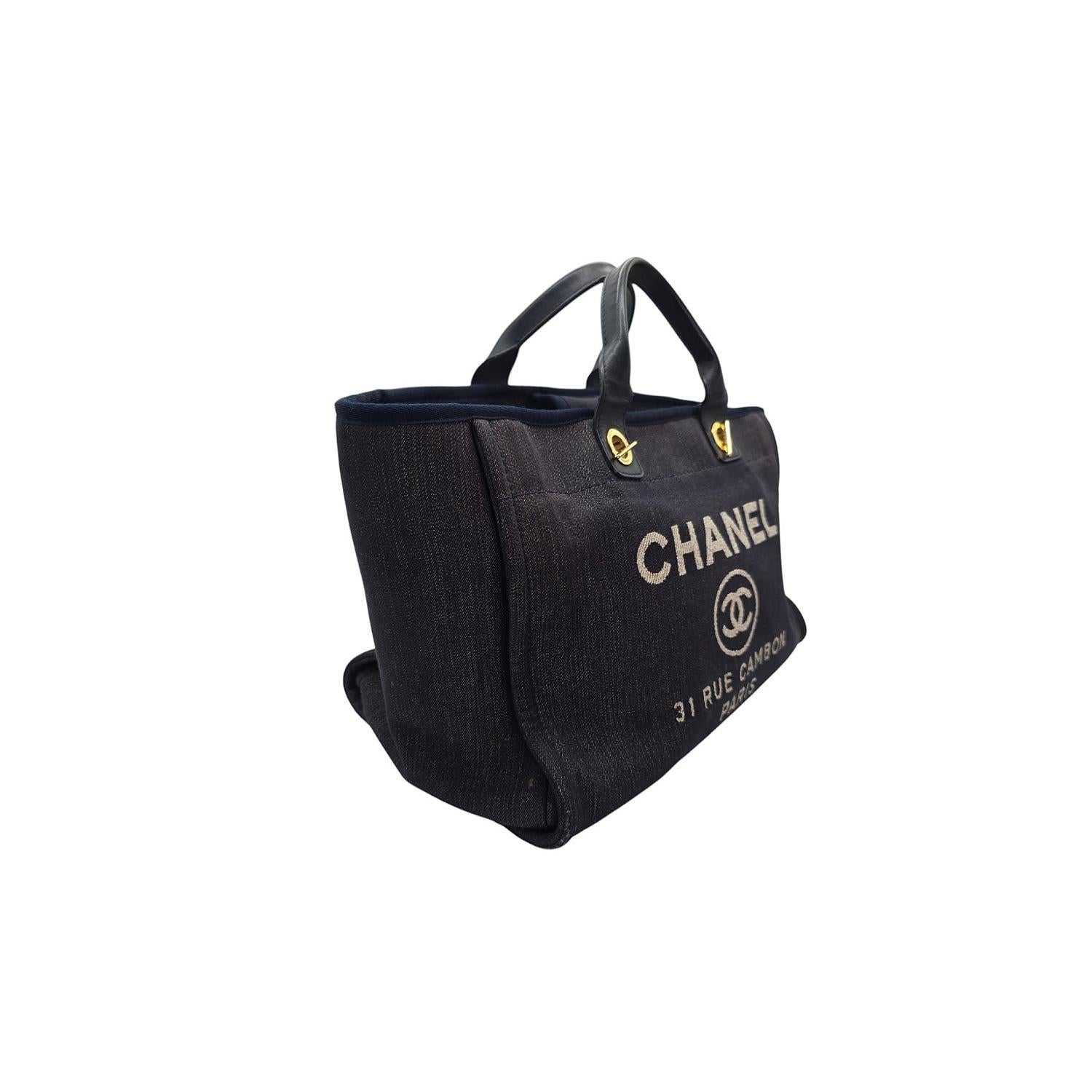 El Tote Chanel Deauville Medio Vaquero Oscuro Lavado es imprescindible para las entusiastas de la moda. Este versátil bolso presenta un tejido vaquero lavado oscuro y un logotipo Chanel bordado, que le dan un aspecto moderno y sofisticado. Con asas