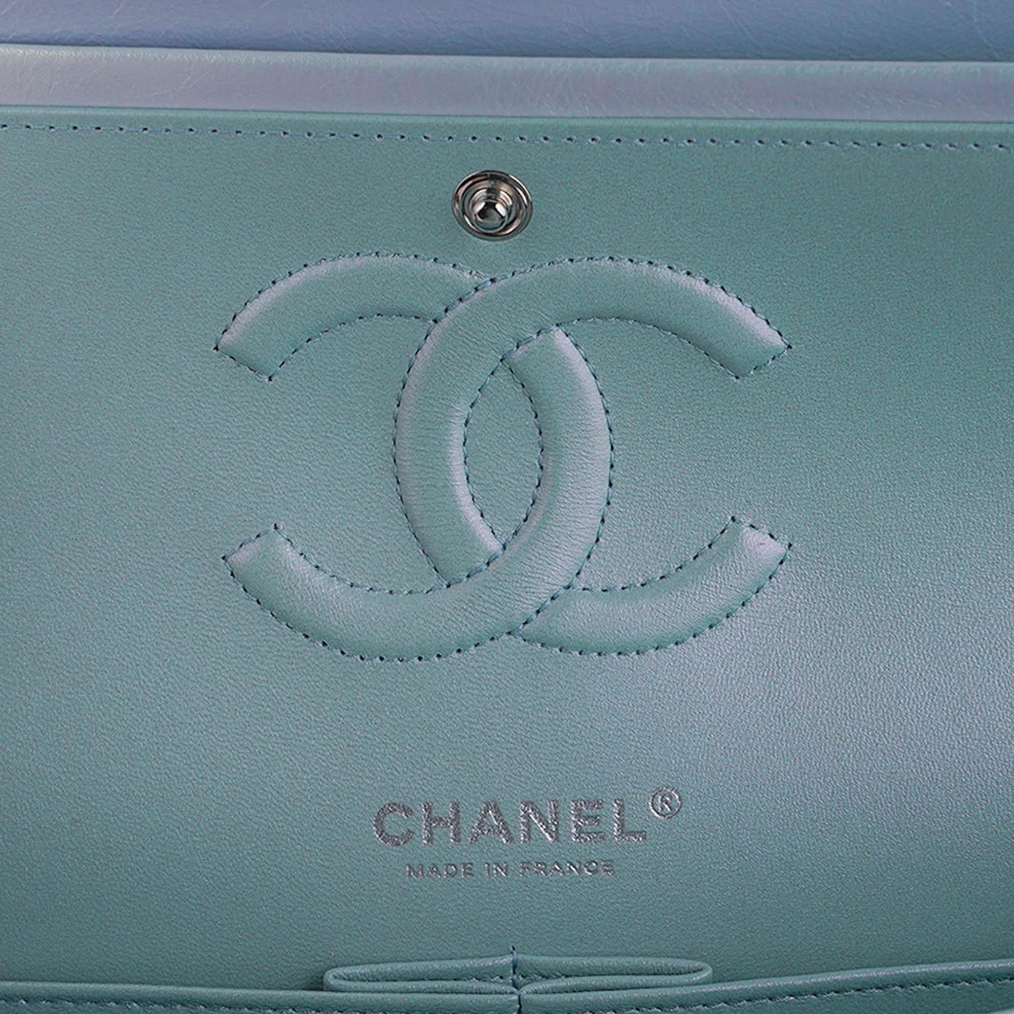 Chanel Bolso mediano con doble solapa Piel de cordero azul iridiscente con herrajes paladio 5