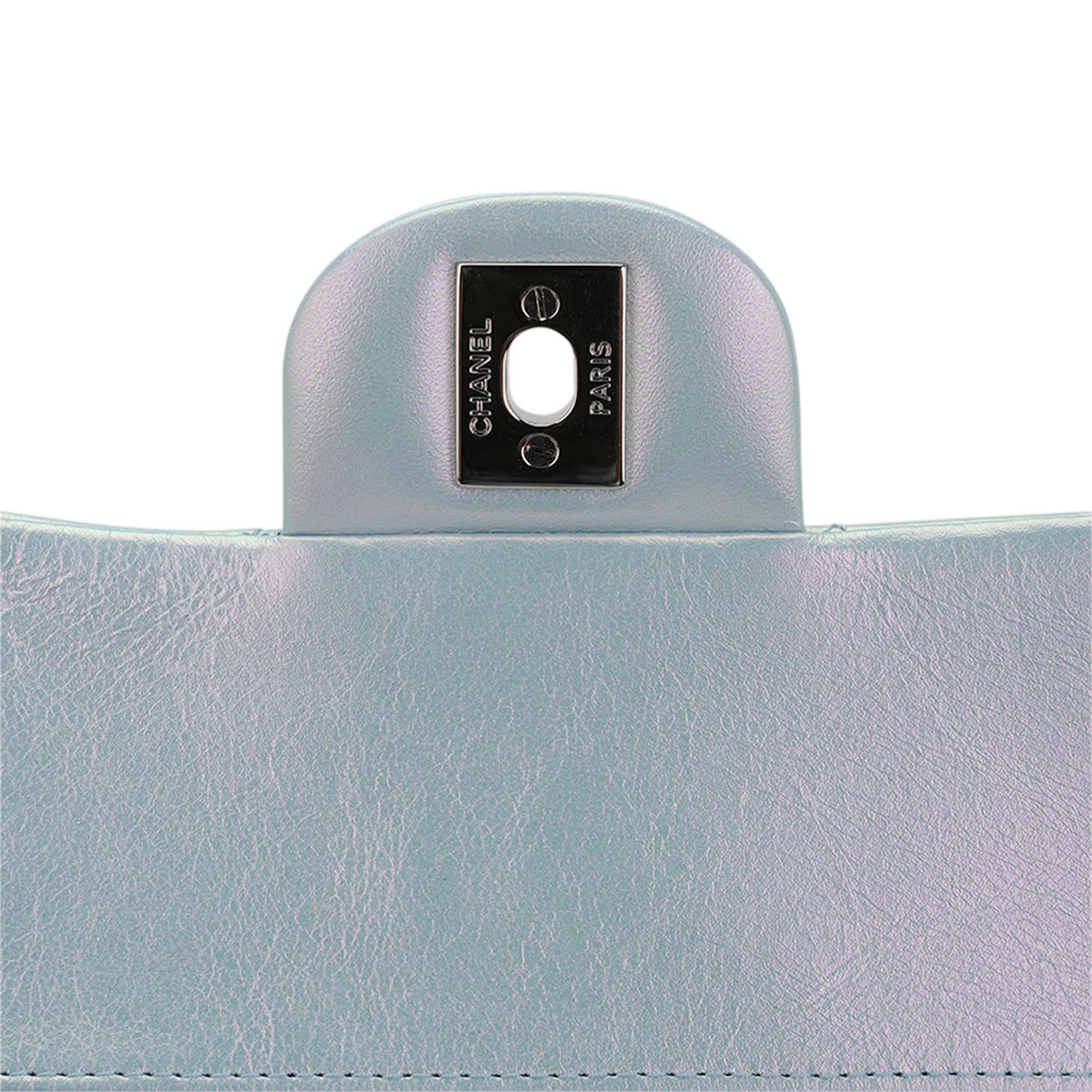 Chanel Bolso mediano con doble solapa Piel de cordero azul iridiscente con herrajes paladio 6