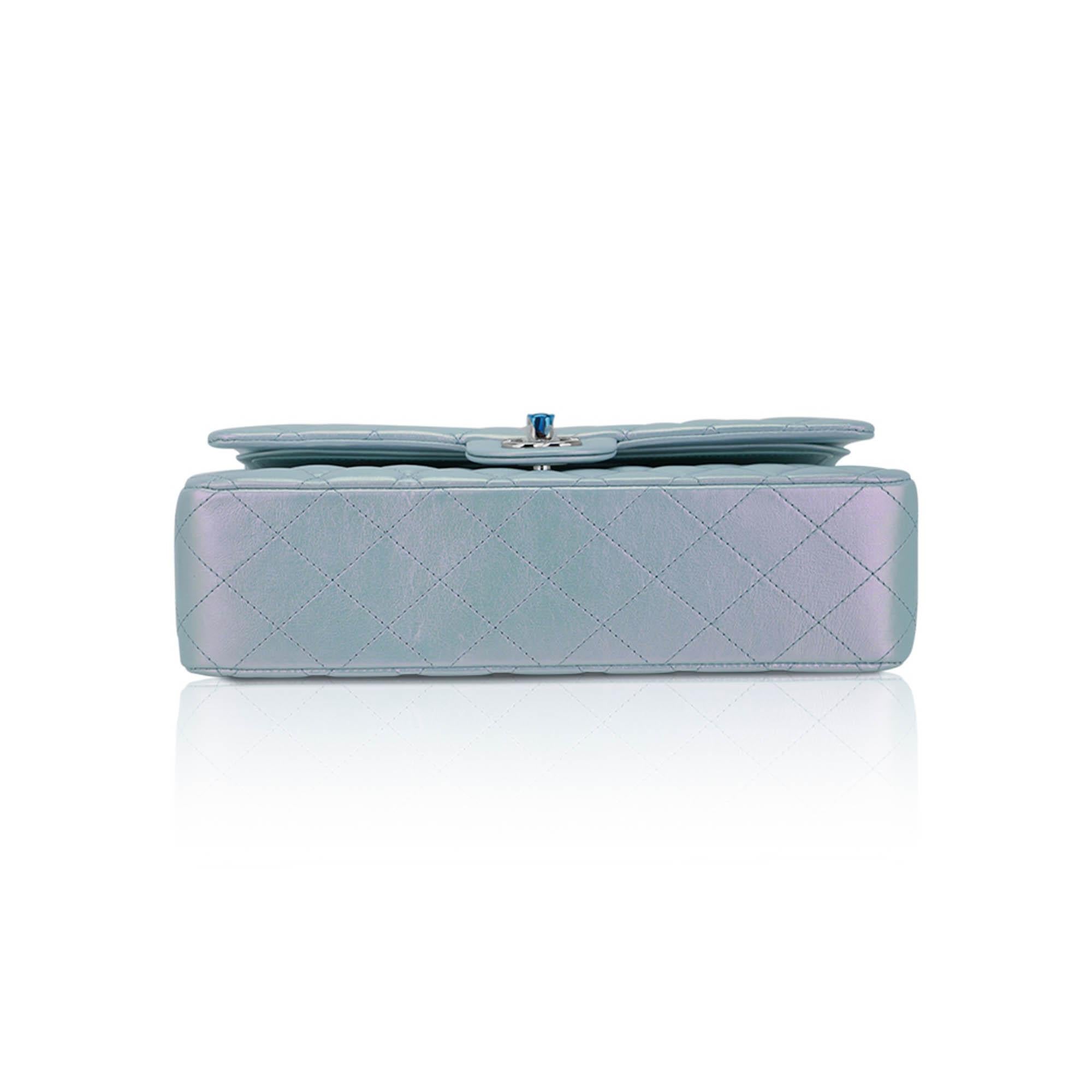 Chanel Bolso mediano con doble solapa Piel de cordero azul iridiscente con herrajes paladio 8