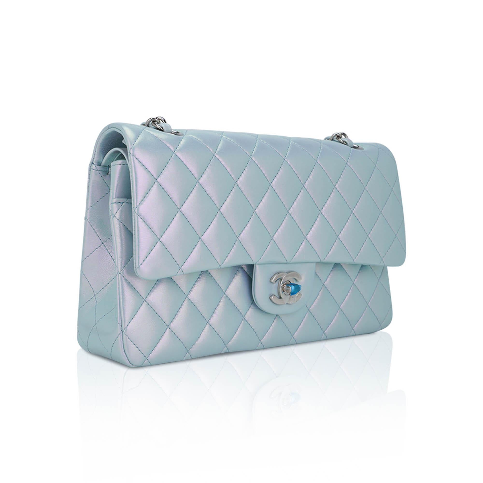 Mightychic te ofrece un bolso Chanel Medium Classic con doble solapa en piel de cordero azul iridiscente claro.
Este precioso azul claro es un maravilloso neutro para todo el año y transiciona sin problemas del día a la noche.
La solapa delantera