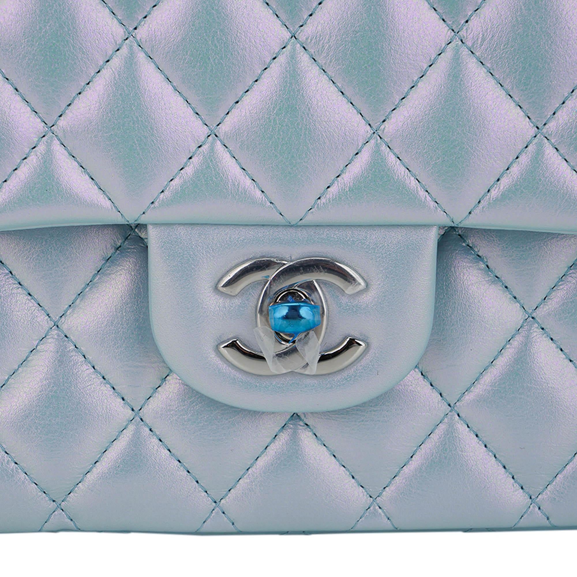 Chanel Bolso mediano con doble solapa Piel de cordero azul iridiscente con herrajes paladio Gris