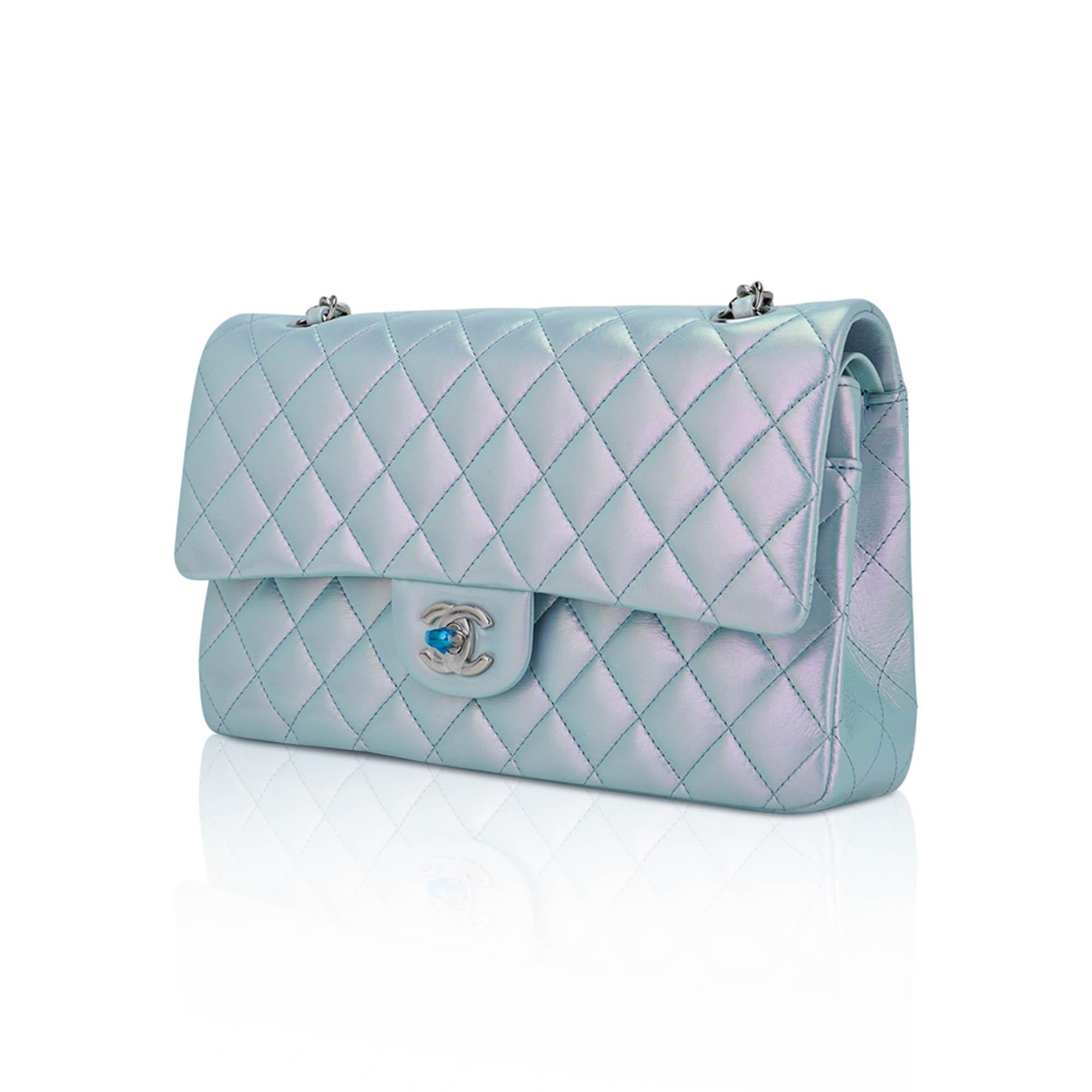 Chanel Bolso mediano con doble solapa Piel de cordero azul iridiscente con herrajes paladio en Nuevo Estado en Miami, FL