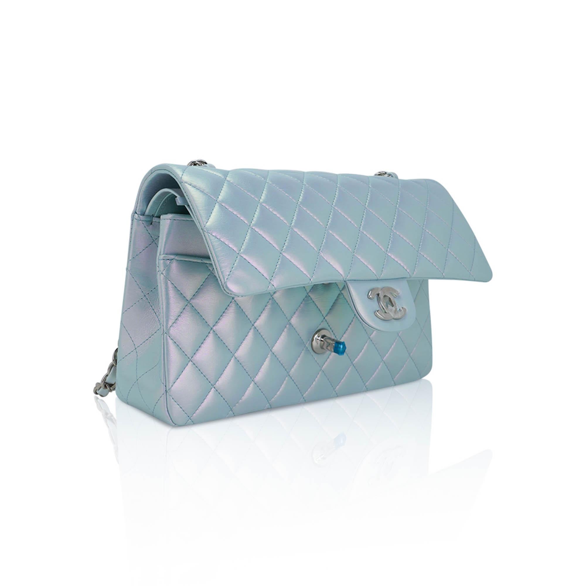 Chanel Bolso mediano con doble solapa Piel de cordero azul iridiscente con herrajes paladio 2