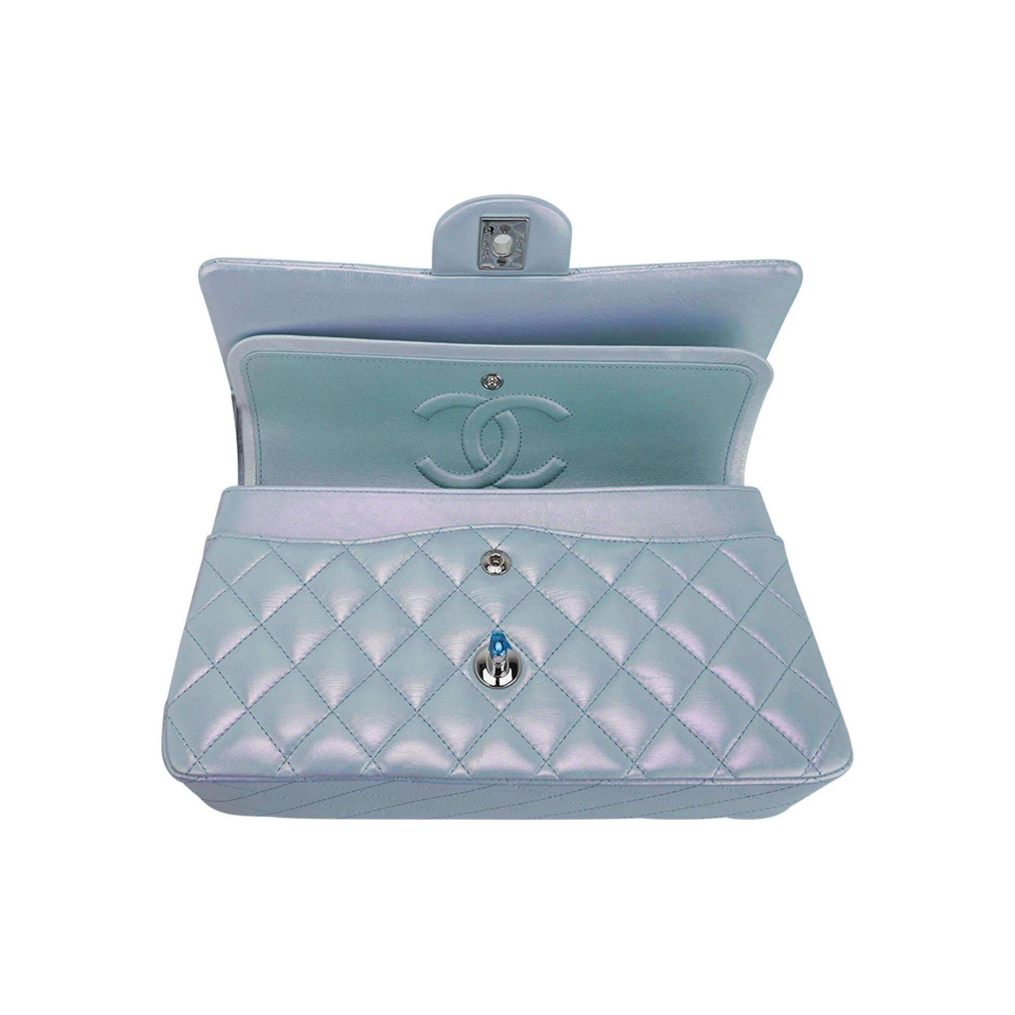 Chanel Bolso mediano con doble solapa Piel de cordero azul iridiscente con herrajes paladio 3