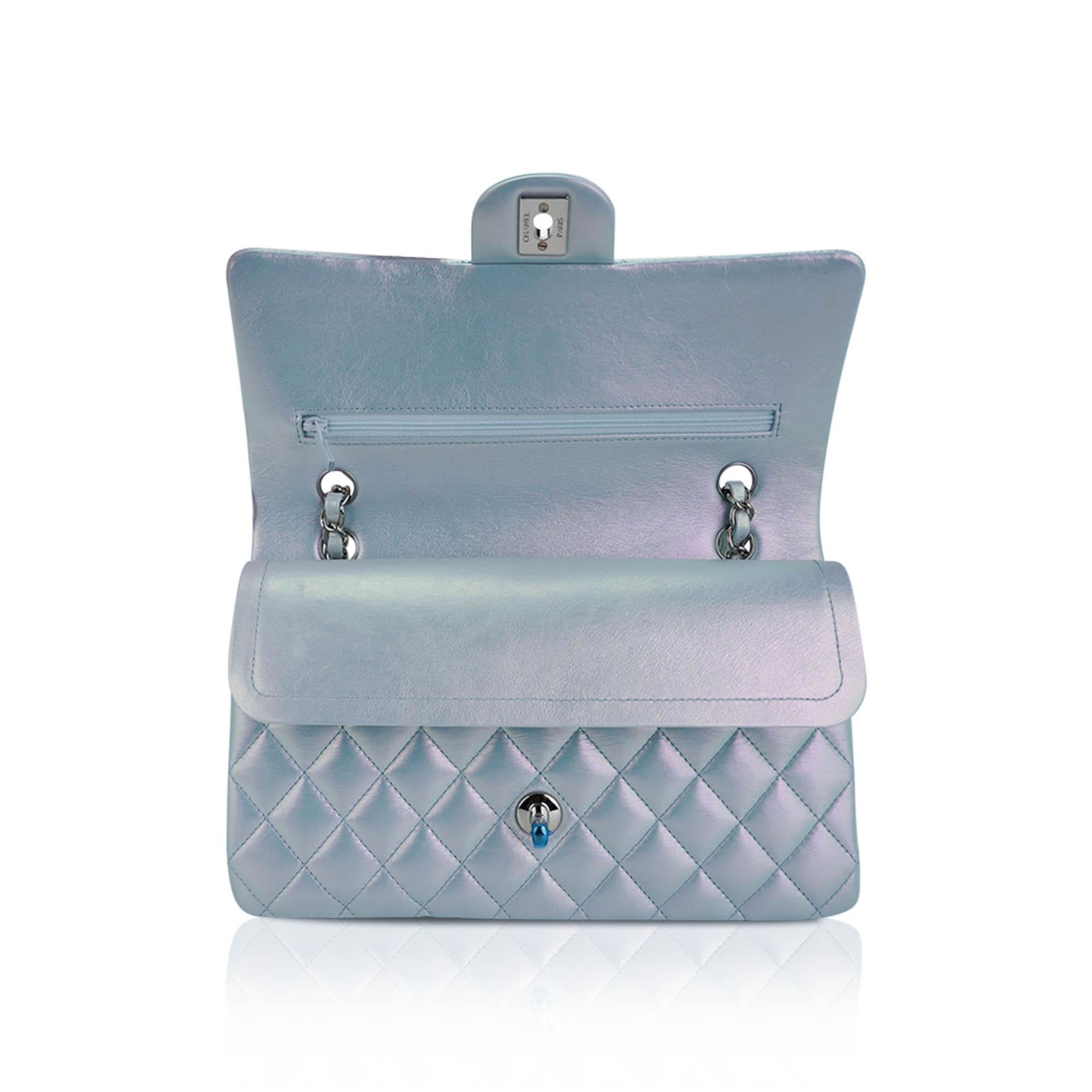Chanel Bolso mediano con doble solapa Piel de cordero azul iridiscente con herrajes paladio 4