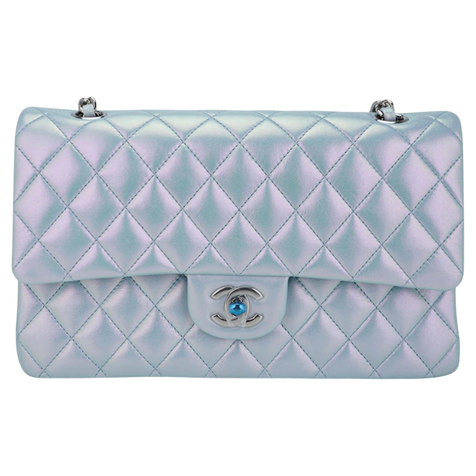 Chanel Bolso mediano con doble solapa Piel de cordero azul iridiscente con herrajes paladio