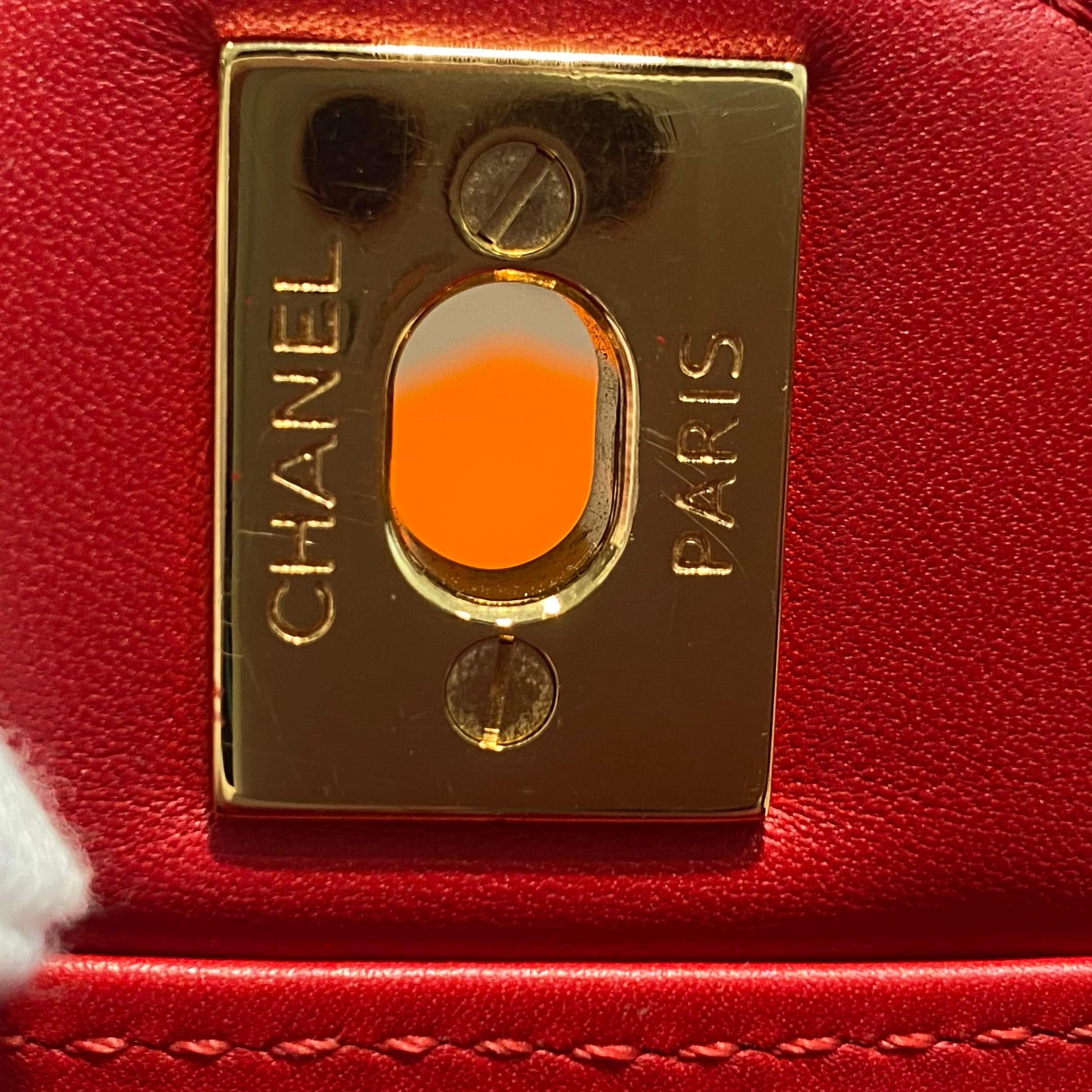 Chanel Medium Tasche mit doppelter Klappe aus glänzendem rotem Alligatorleder mit goldenen Beschlägen  im Angebot 5