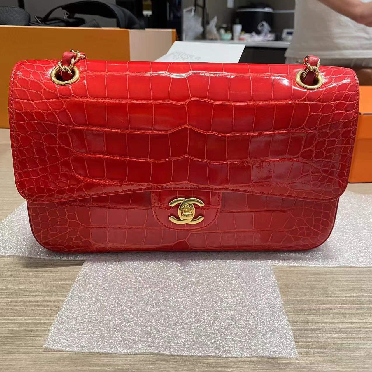 Chanel Medium Tasche mit doppelter Klappe aus glänzendem rotem Alligatorleder mit goldenen Beschlägen  im Angebot 7