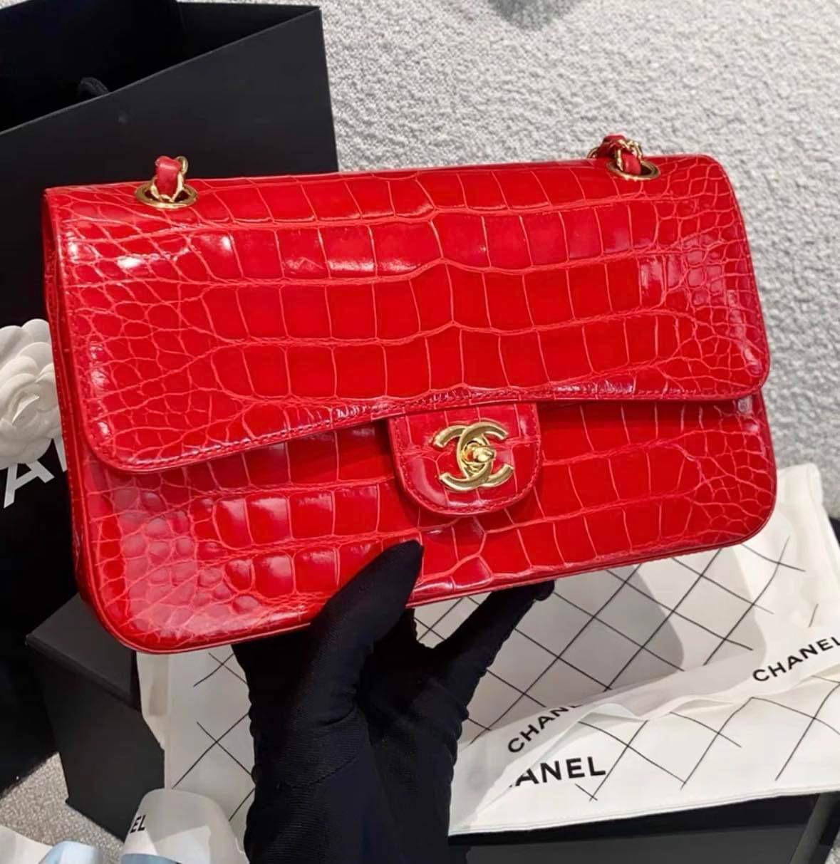 A SHINY RED ALLIGATOR MEDIUM CLASSIC DOUBLE FLAP WITH GOLD HARDWARE. Comes with dust bag, certificate of authenticity and the box. Bag is in great condition.
No CITES. 
Series 20xxxx. 2014 year.