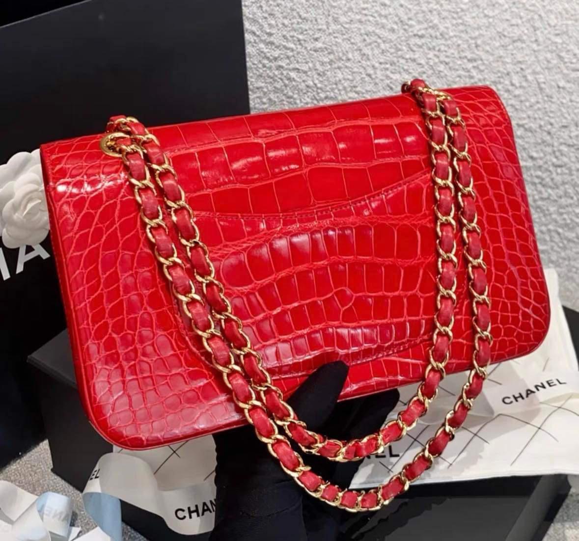 Chanel Medium Tasche mit doppelter Klappe aus glänzendem rotem Alligatorleder mit goldenen Beschlägen  (Rot) im Angebot