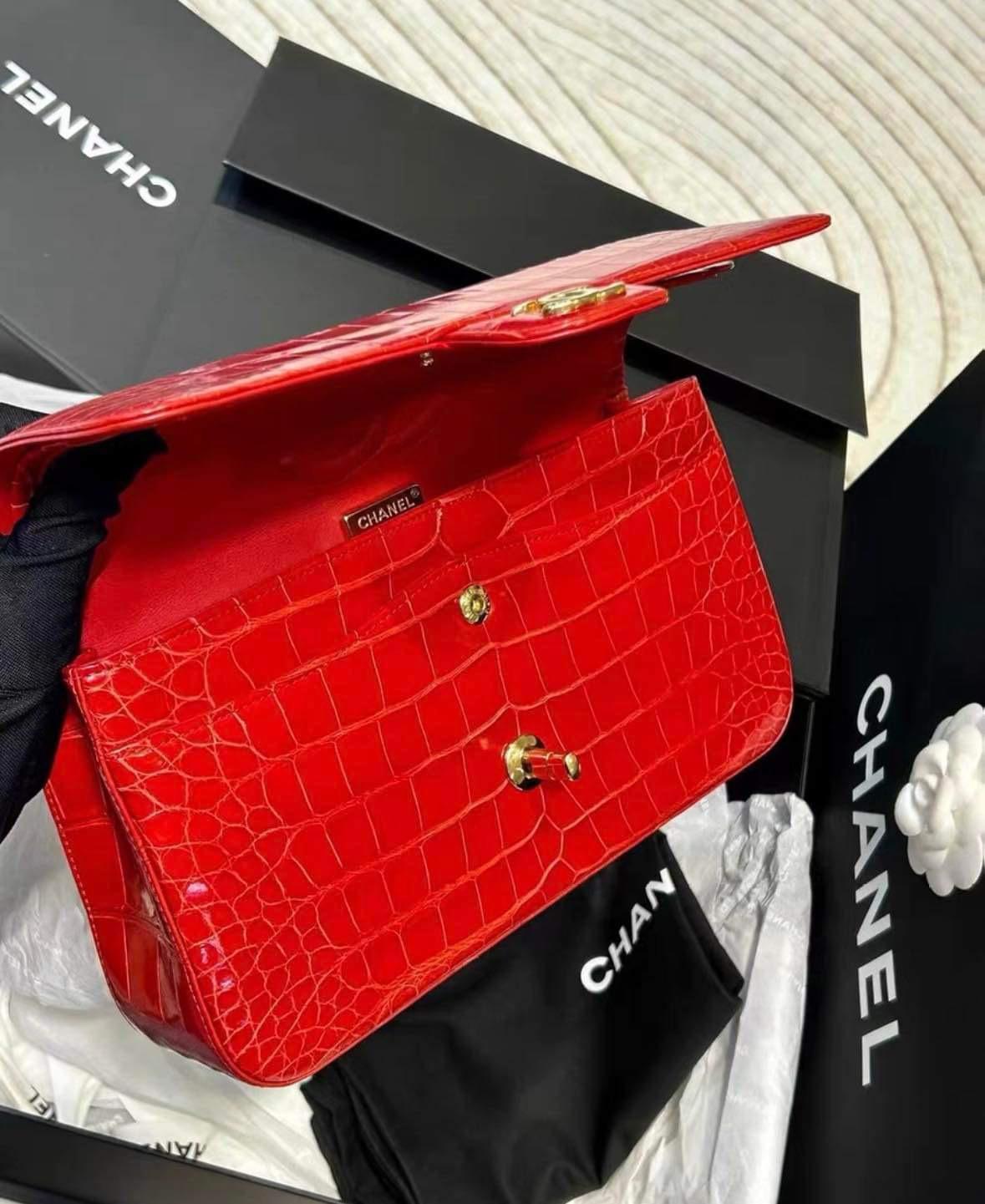 Chanel Medium Tasche mit doppelter Klappe aus glänzendem rotem Alligatorleder mit goldenen Beschlägen  im Zustand „Hervorragend“ im Angebot in New York, NY