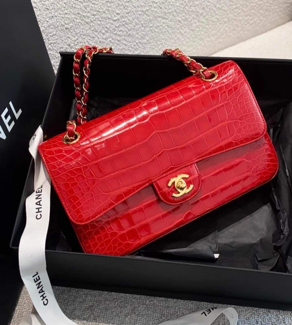 Chanel - Sac moyen à double rabat en alligator rouge brillant et ornements dorés  Unisexe en vente