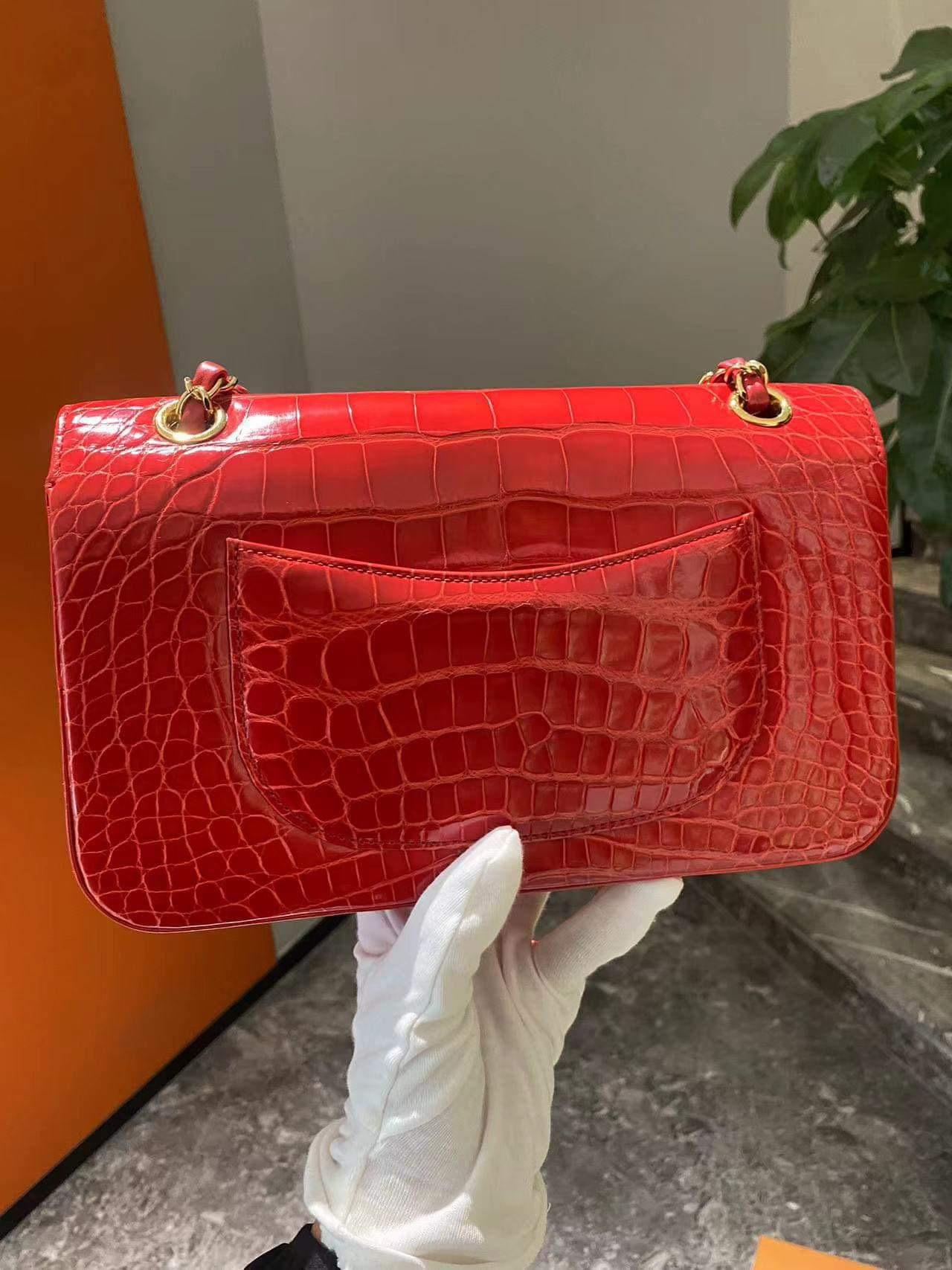 Chanel Medium Tasche mit doppelter Klappe aus glänzendem rotem Alligatorleder mit goldenen Beschlägen  im Angebot 1