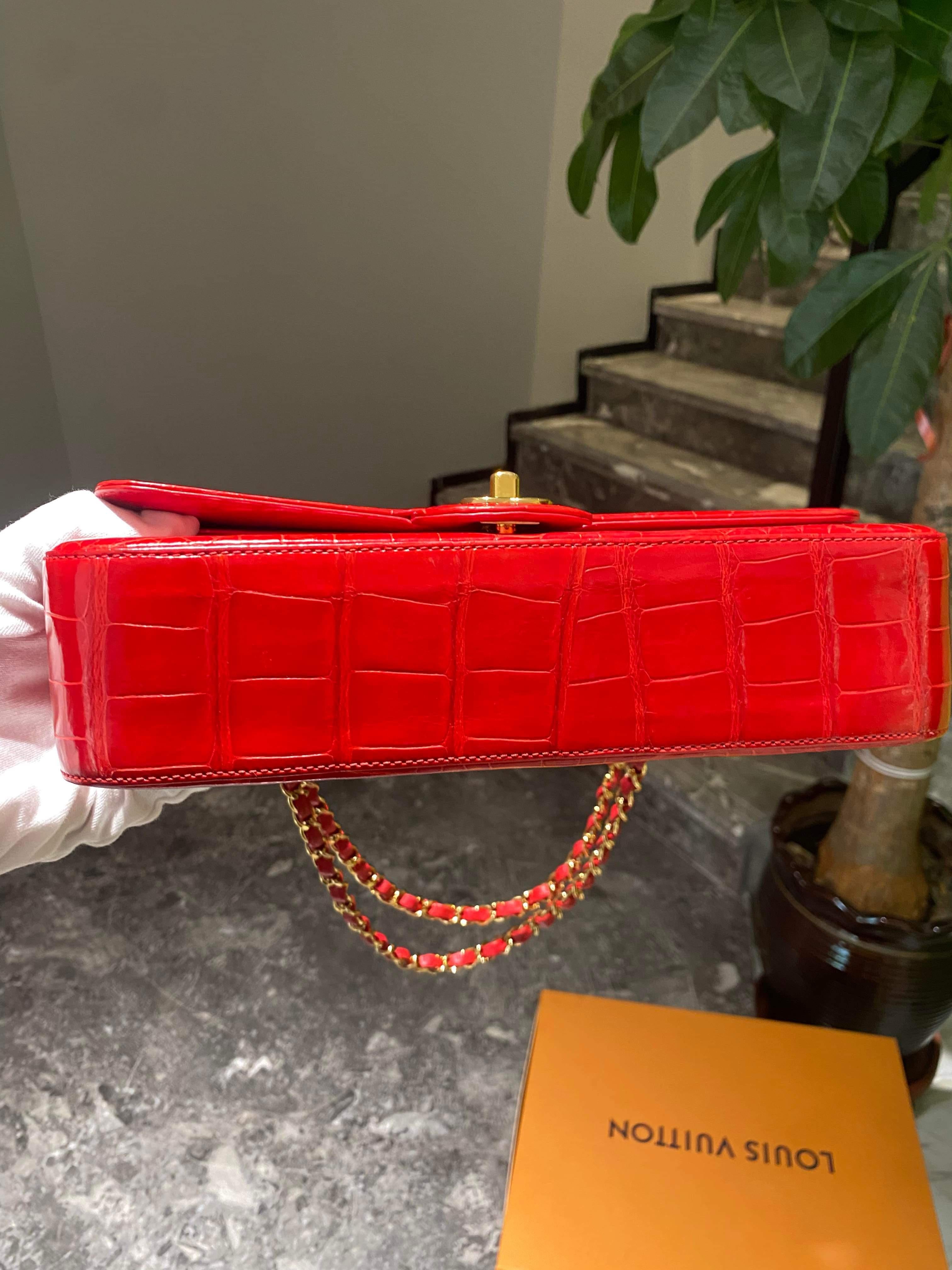 Chanel - Sac moyen à double rabat en alligator rouge brillant et ornements dorés  en vente 2