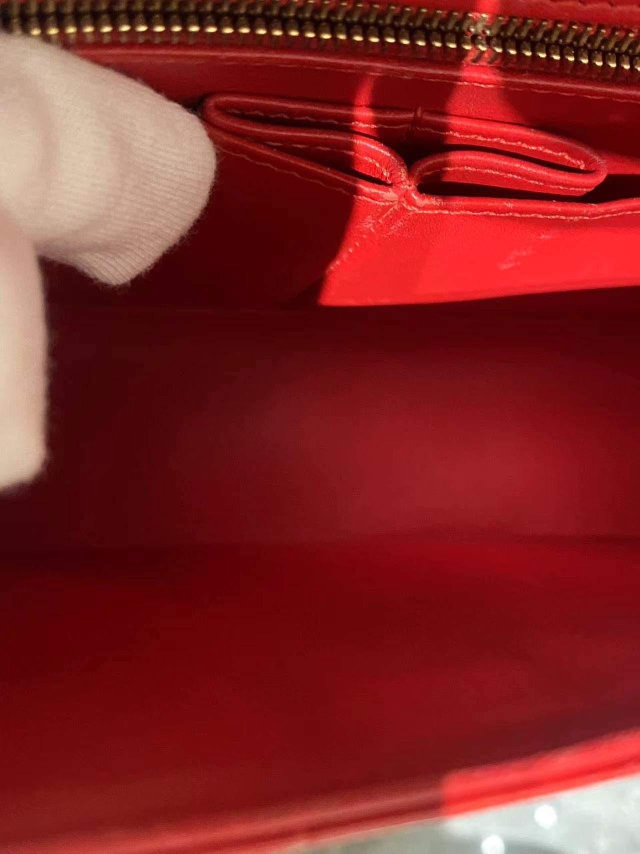 Chanel Medium Tasche mit doppelter Klappe aus glänzendem rotem Alligatorleder mit goldenen Beschlägen  im Angebot 3